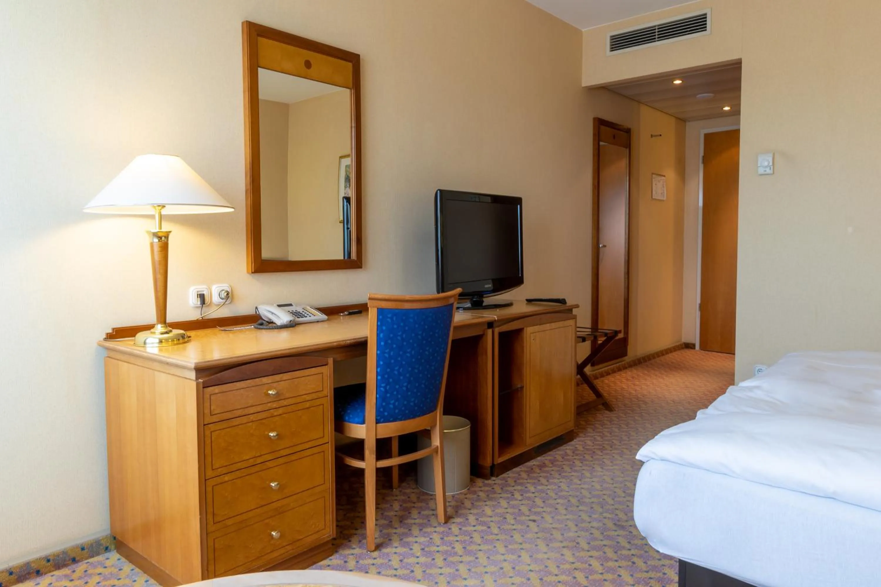 TV and multimedia, Bed in Mercure Hotel Gera City