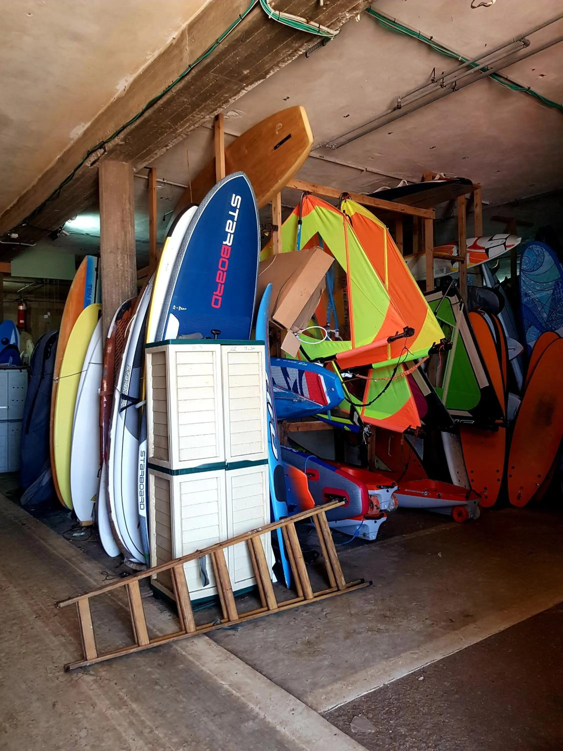 Windsurfing in neot golf kz place