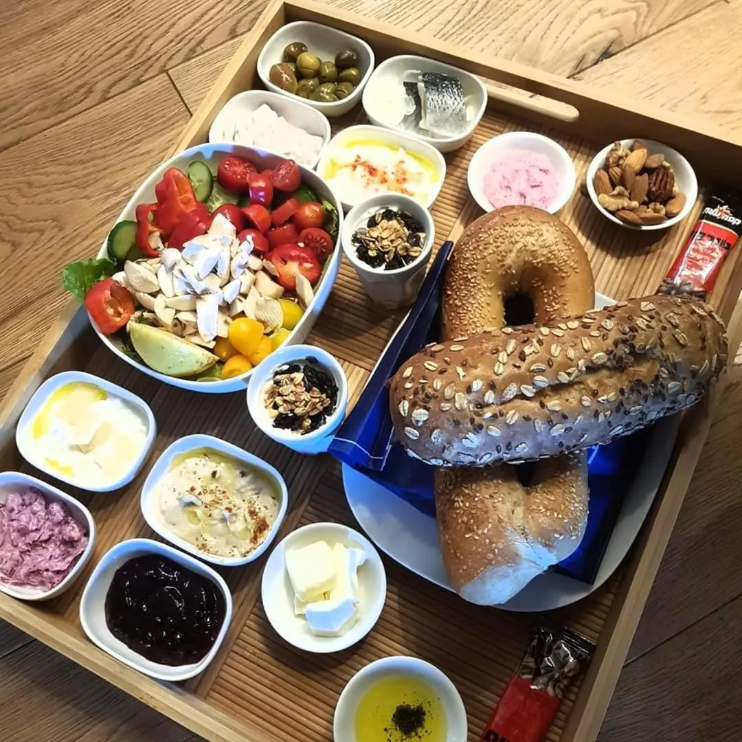 Food and drinks in neot golf kz place