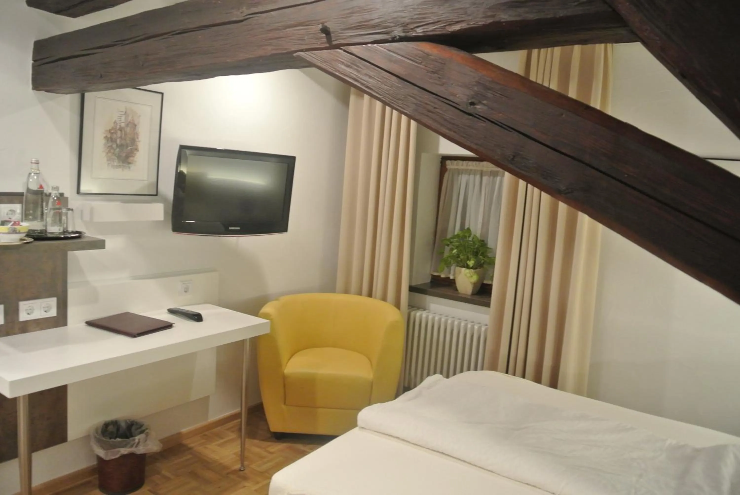 TV and multimedia, Bed in Hotel-Restaurant Goldenes Lamm
