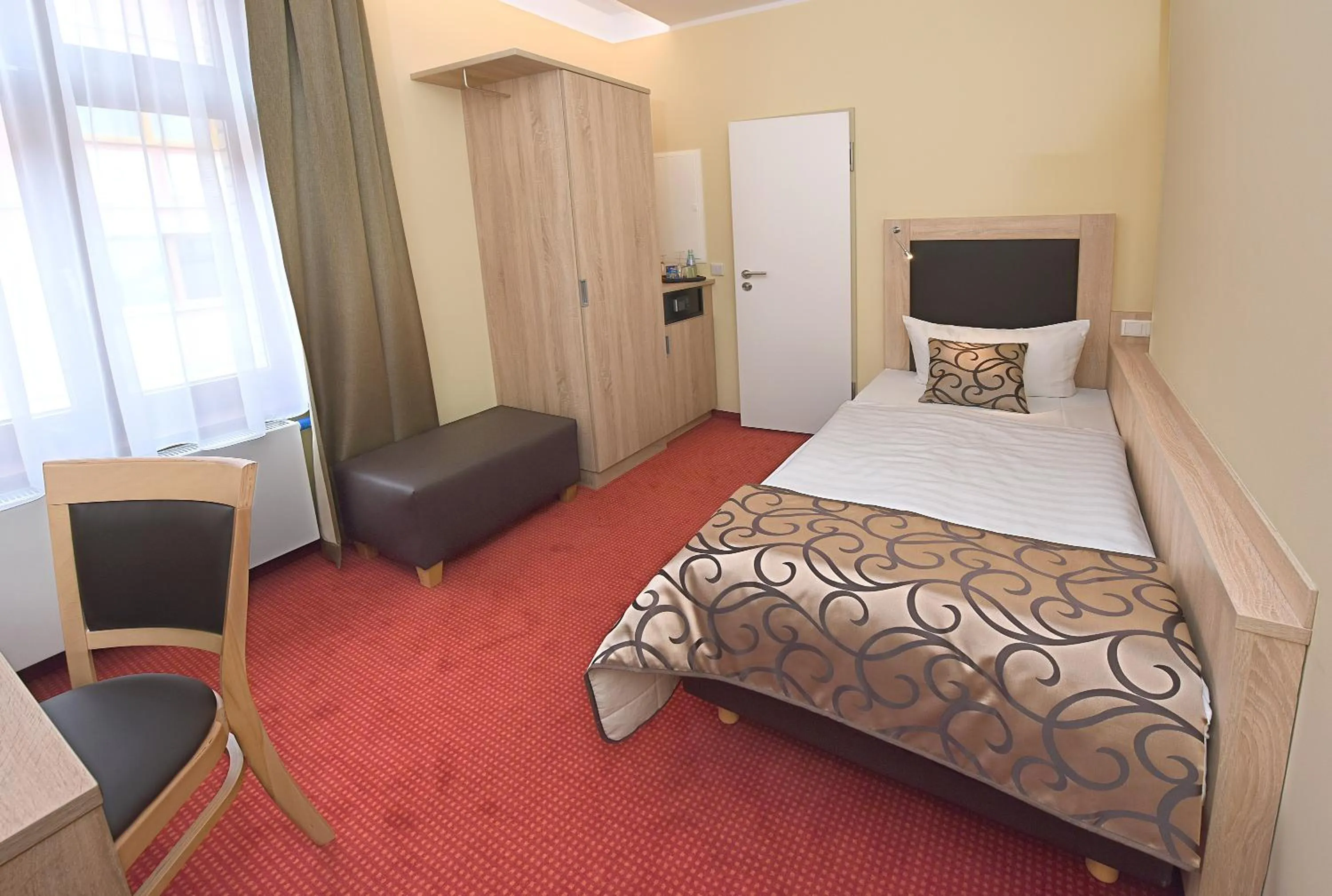 Photo of the whole room, Bed in Port Inn Hotel