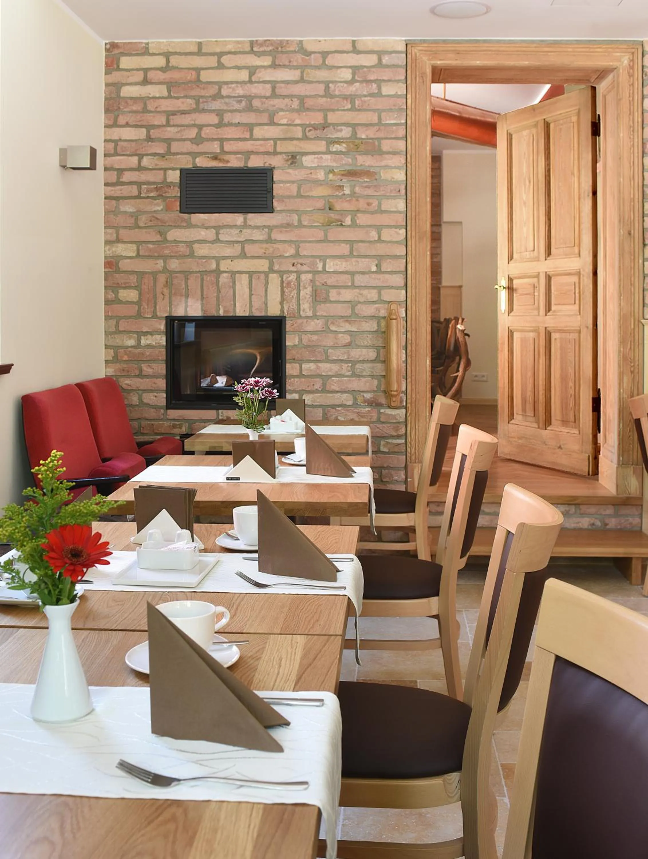 Restaurant/places to eat in Port Inn Hotel