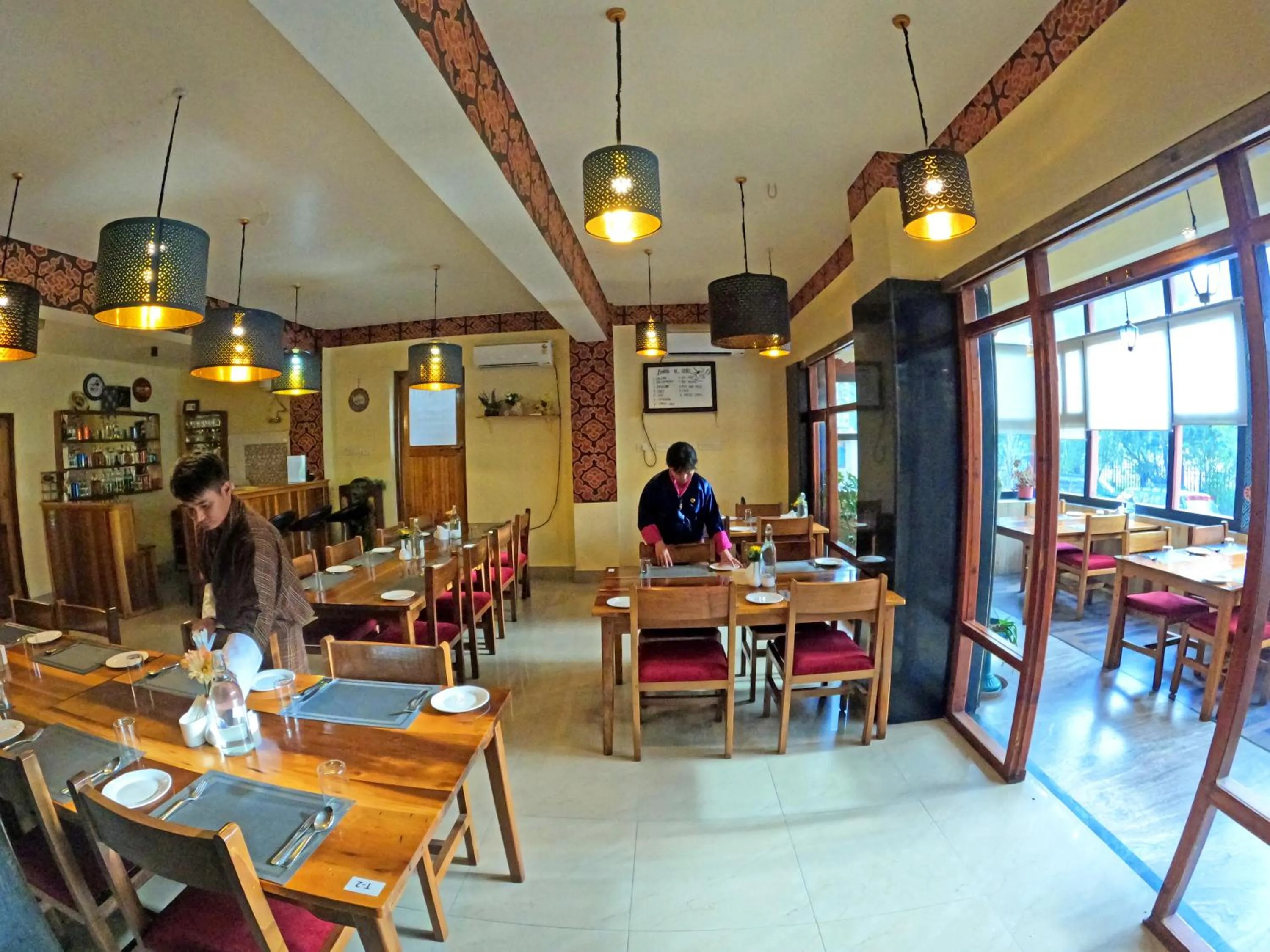 Restaurant/places to eat in Khamsum Inn