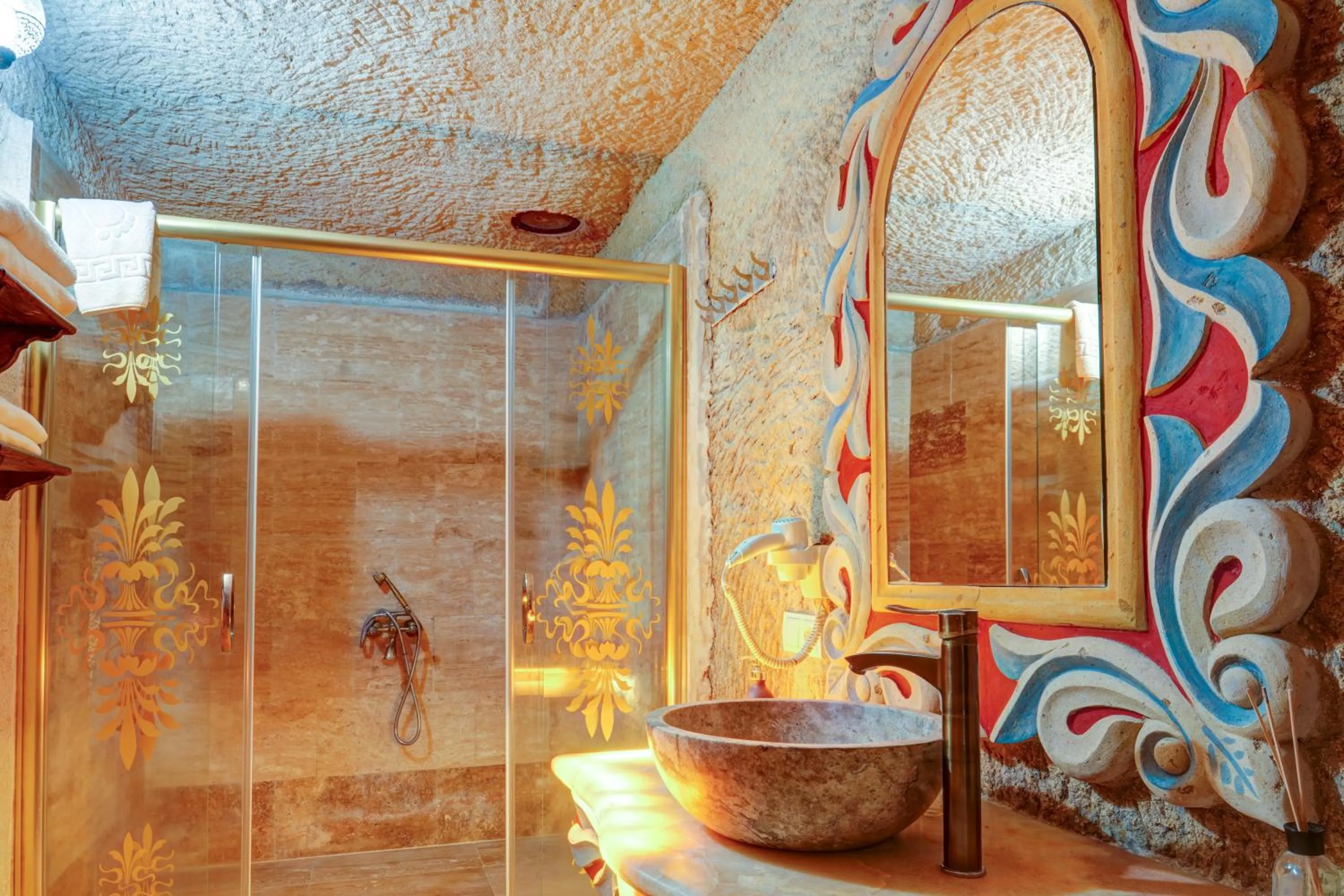 Shower in Nova Cave Hotel