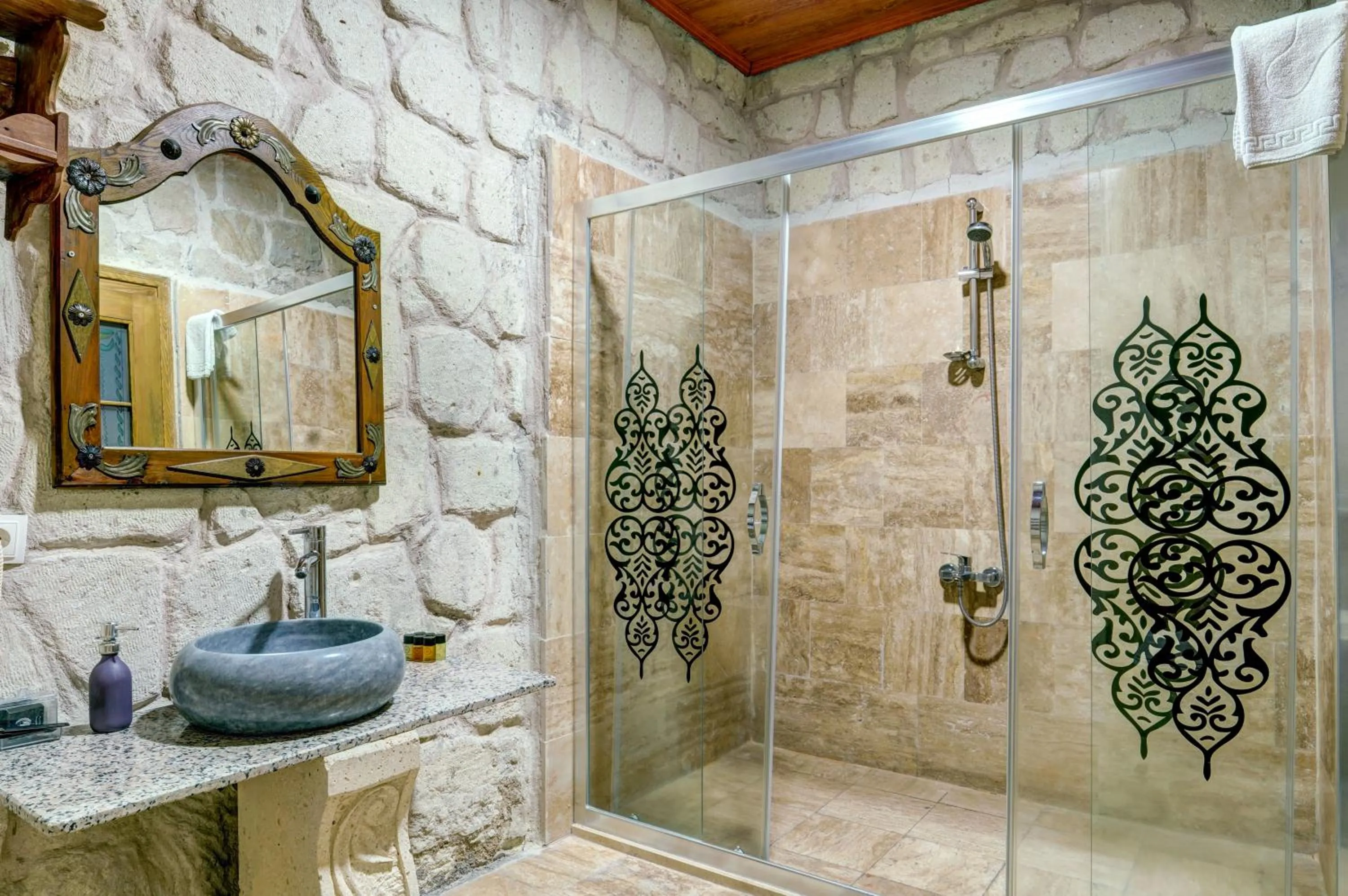Shower in Nova Cave Hotel