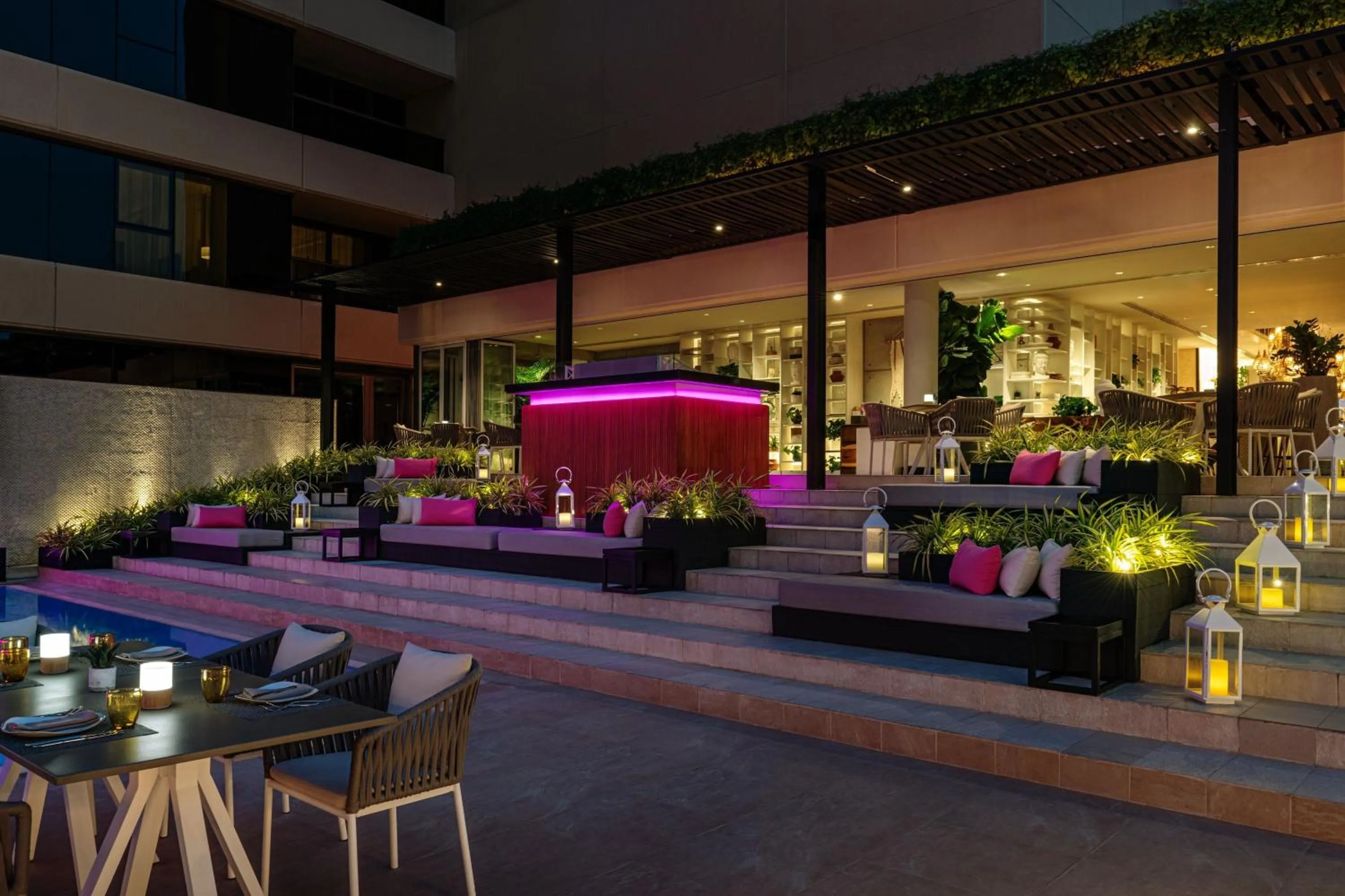 Lounge or bar in Grosvenor House, a Luxury Collection Hotel, Dubai