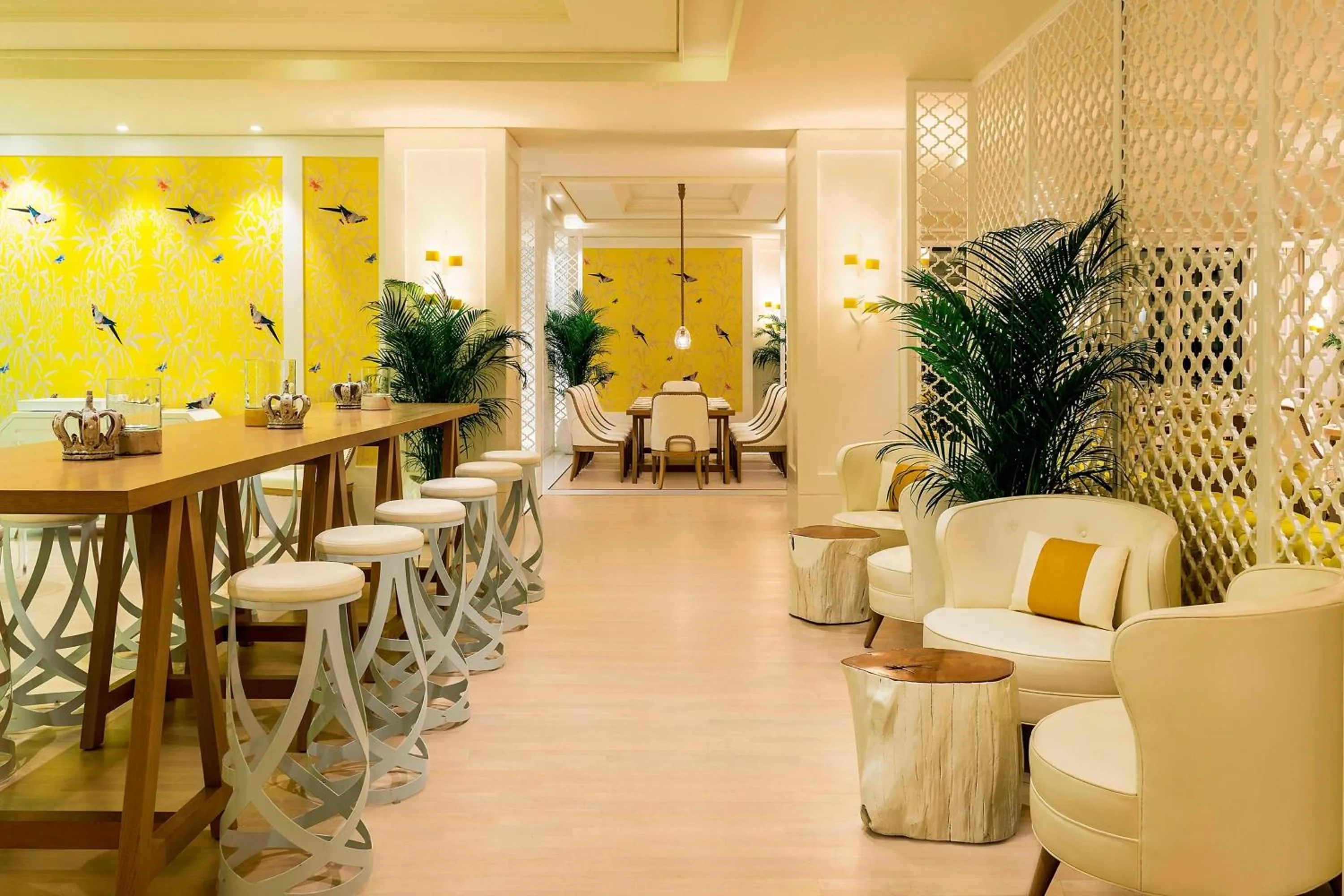 Lounge or bar in Grosvenor House, a Luxury Collection Hotel, Dubai