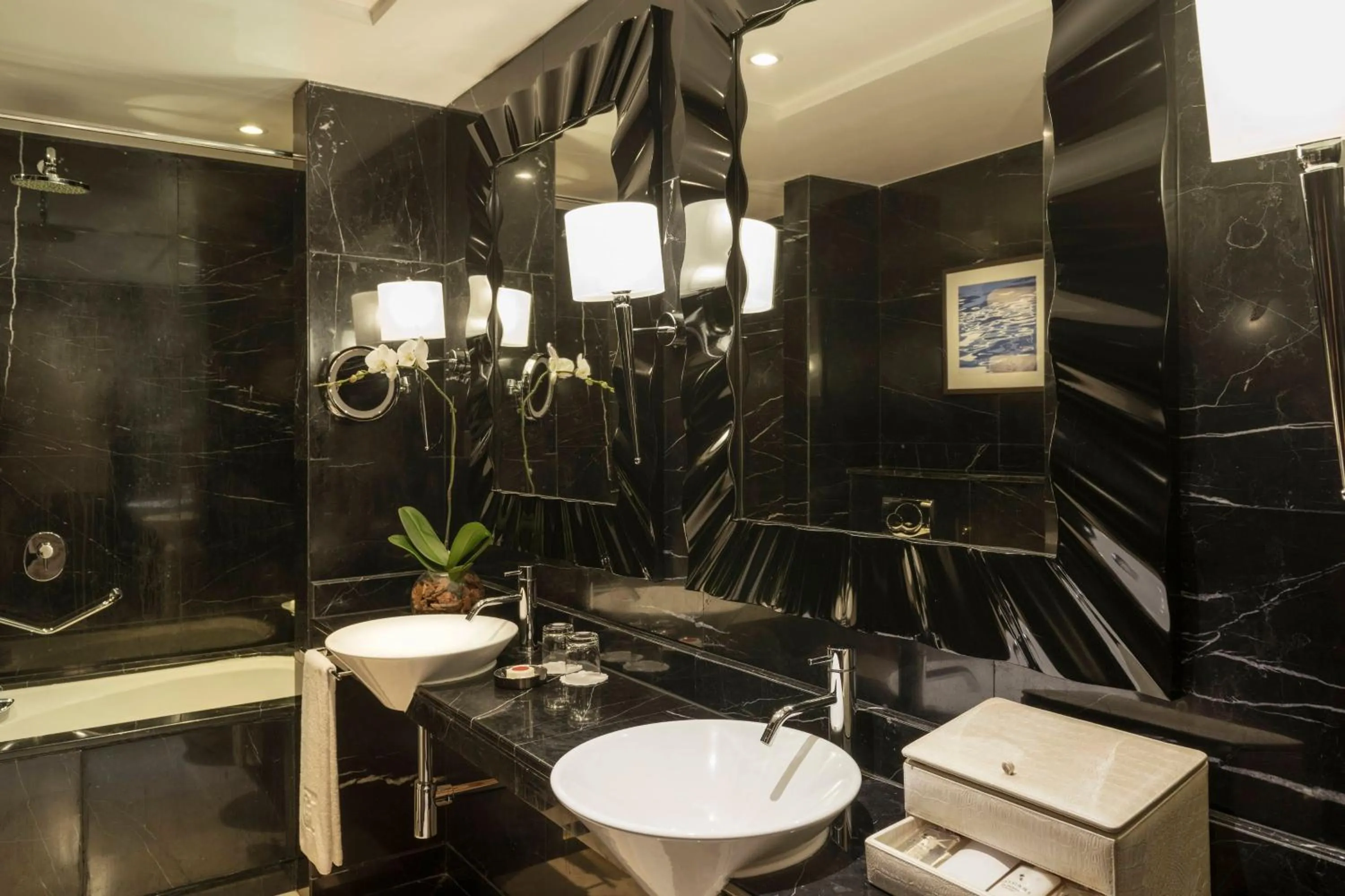 Bathroom in Grosvenor House, a Luxury Collection Hotel, Dubai