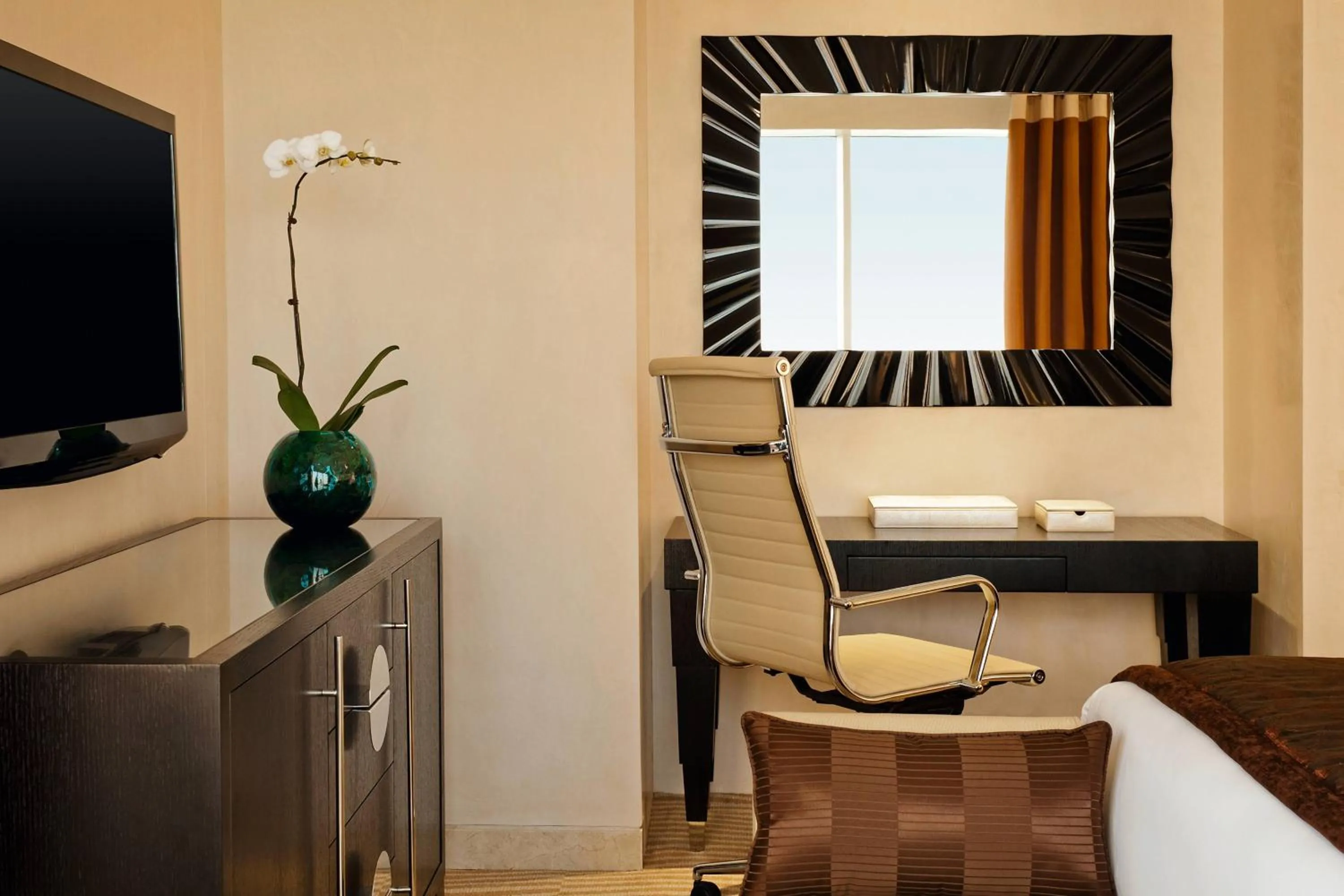 Bedroom in Grosvenor House, a Luxury Collection Hotel, Dubai