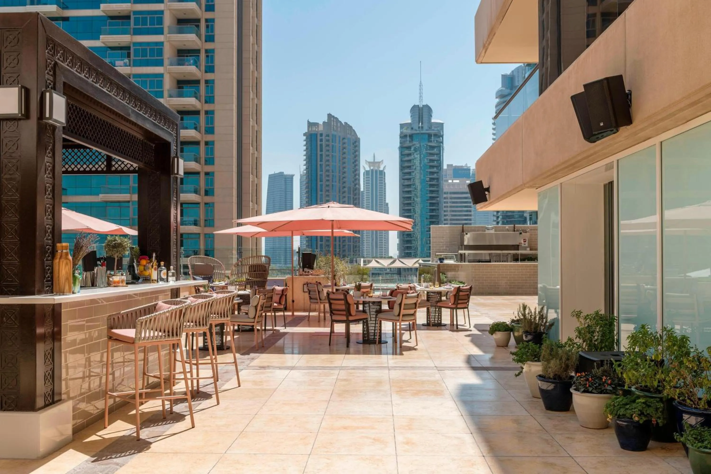 Lounge or bar in Grosvenor House, a Luxury Collection Hotel, Dubai