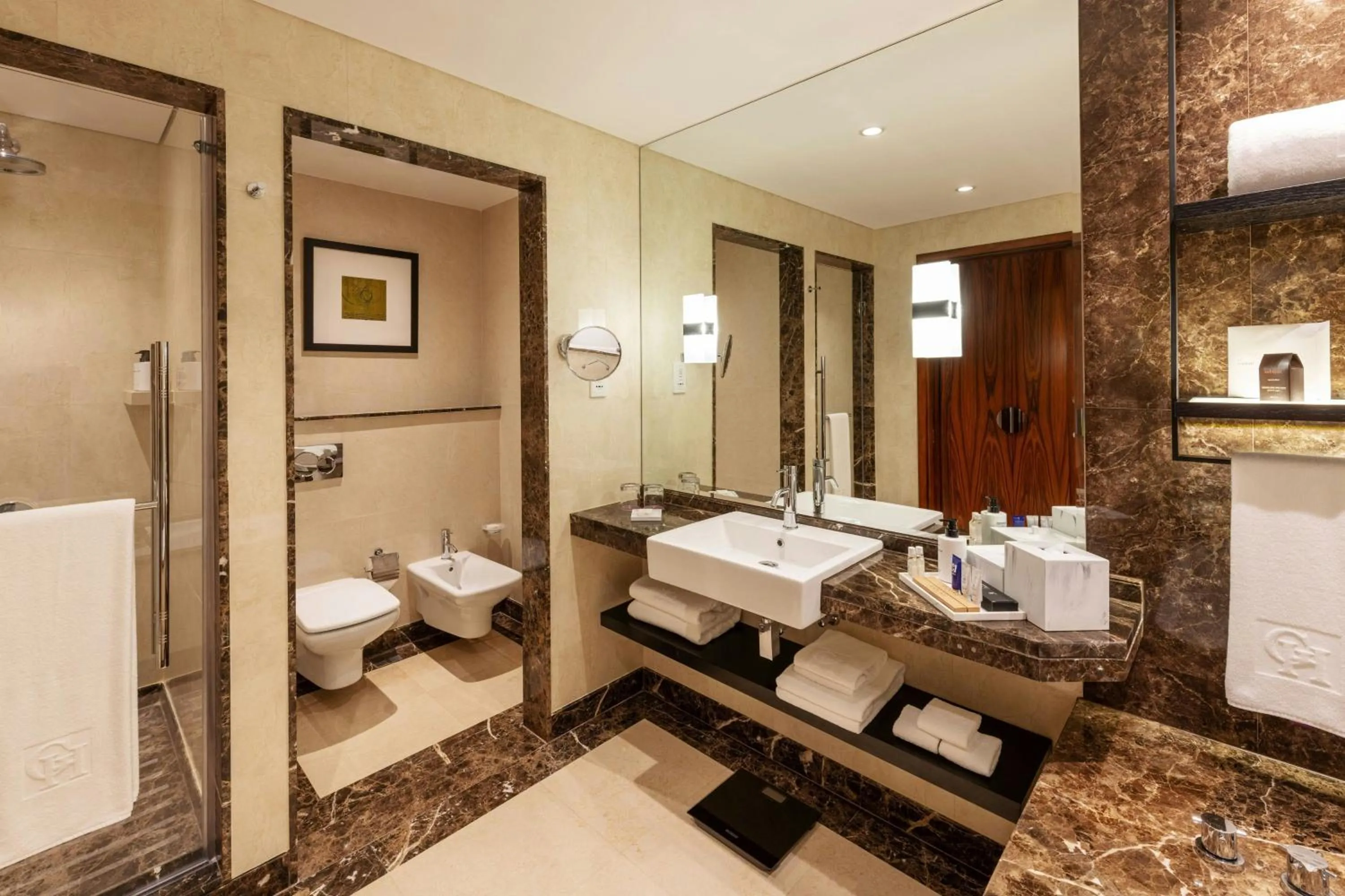 Bathroom in Grosvenor House, a Luxury Collection Hotel, Dubai