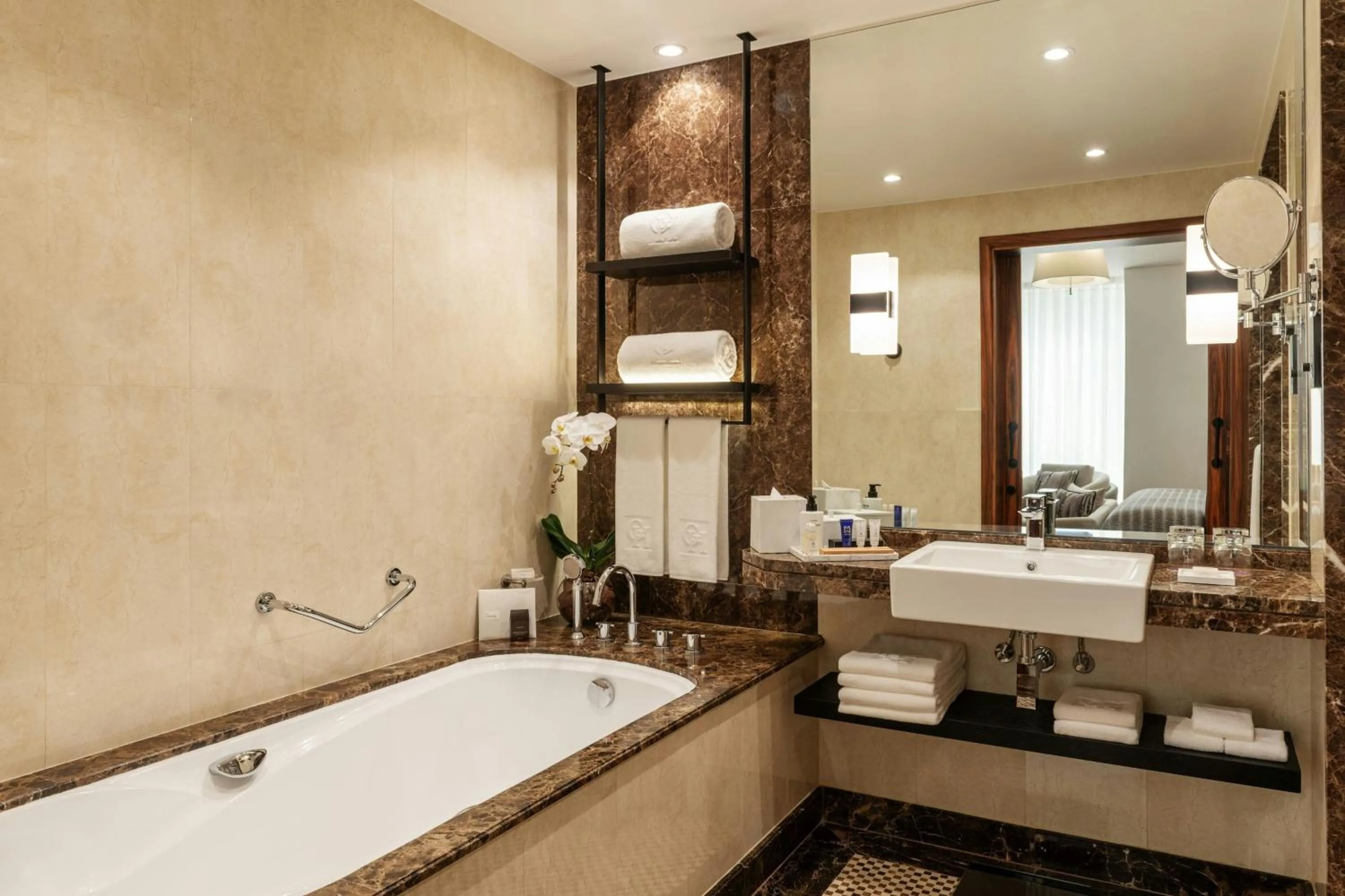 Bathroom in Grosvenor House, a Luxury Collection Hotel, Dubai