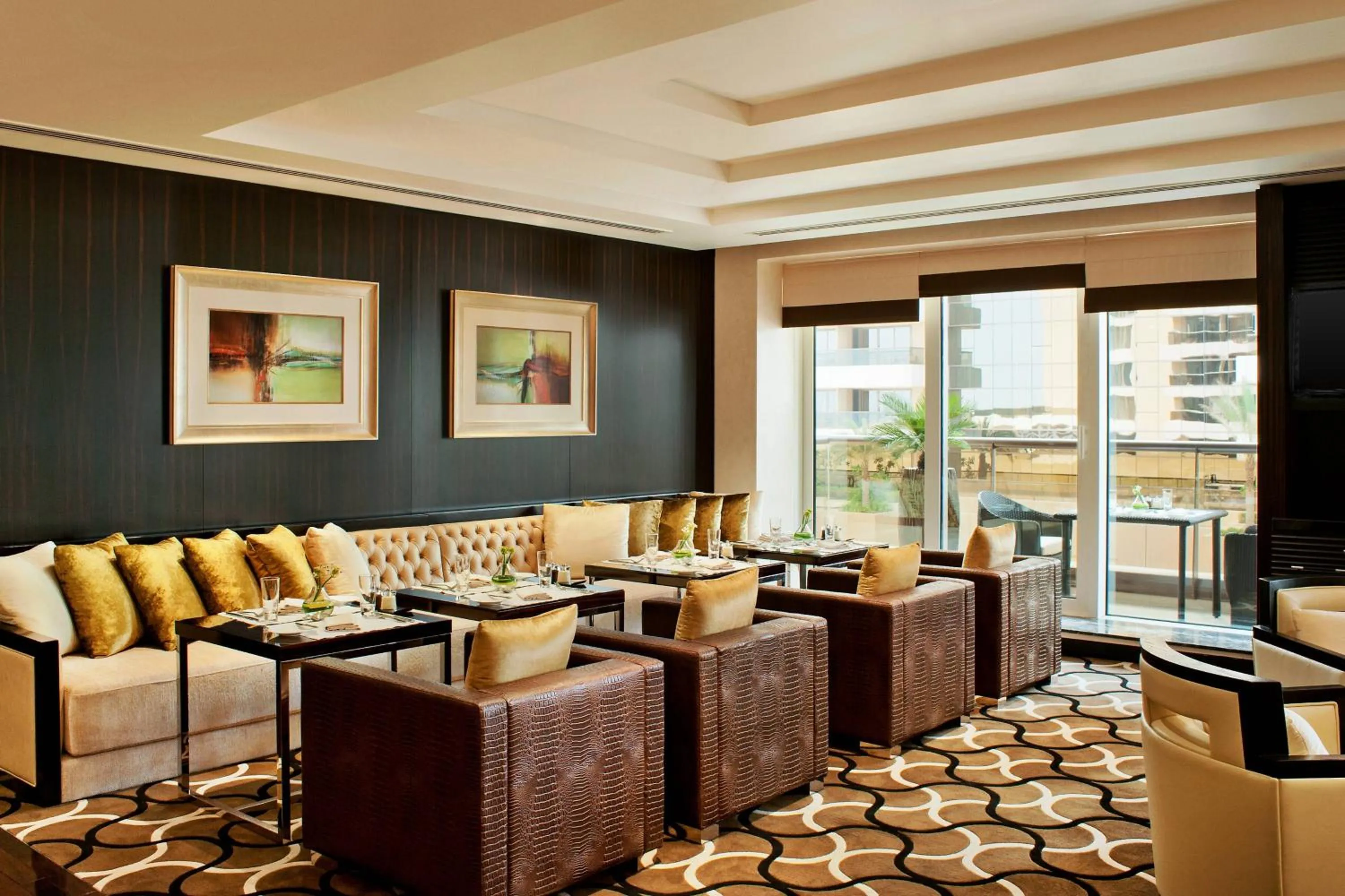 Lounge or bar in Grosvenor House, a Luxury Collection Hotel, Dubai