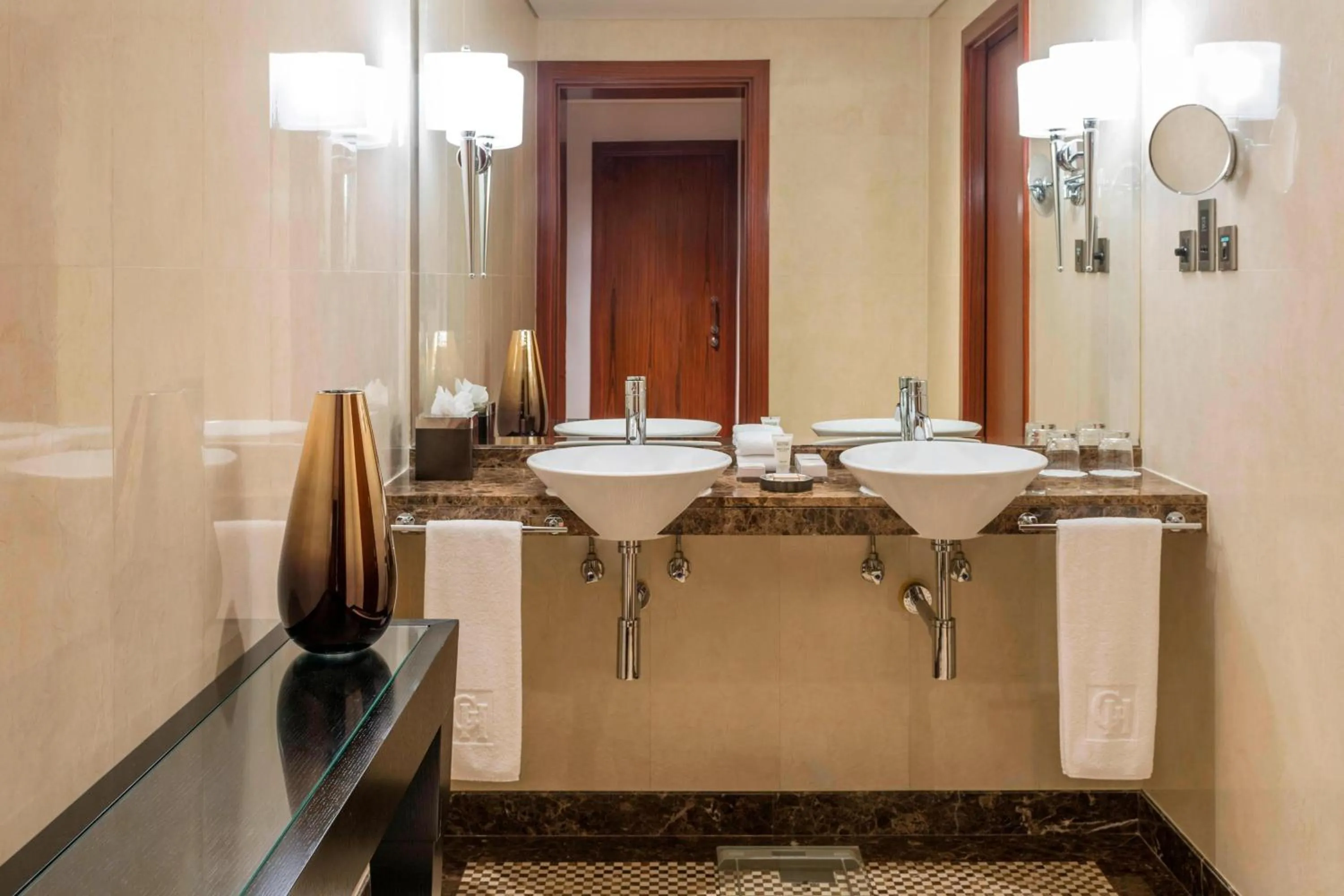 Bathroom in Grosvenor House, a Luxury Collection Hotel, Dubai