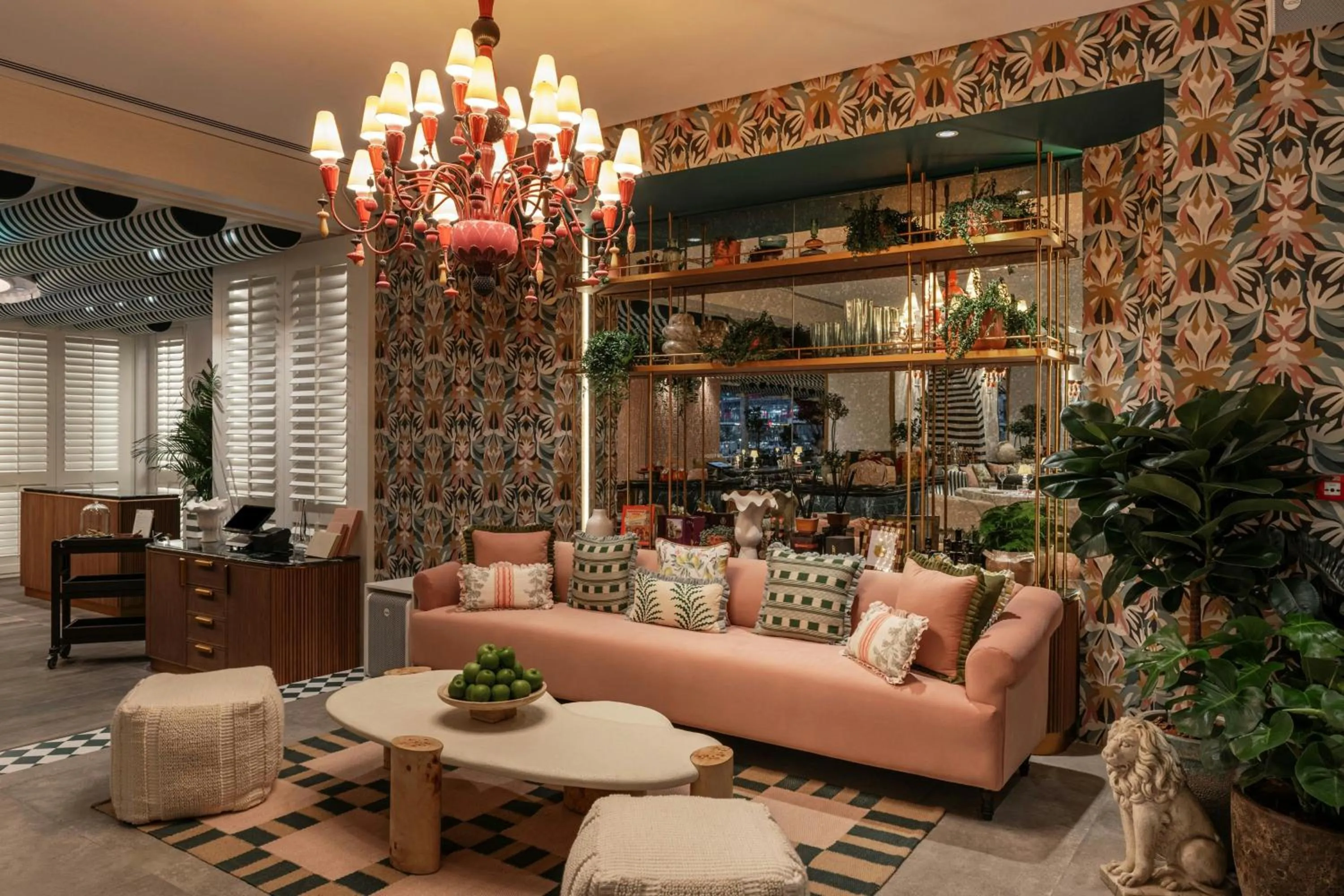 Lounge or bar in Grosvenor House, a Luxury Collection Hotel, Dubai