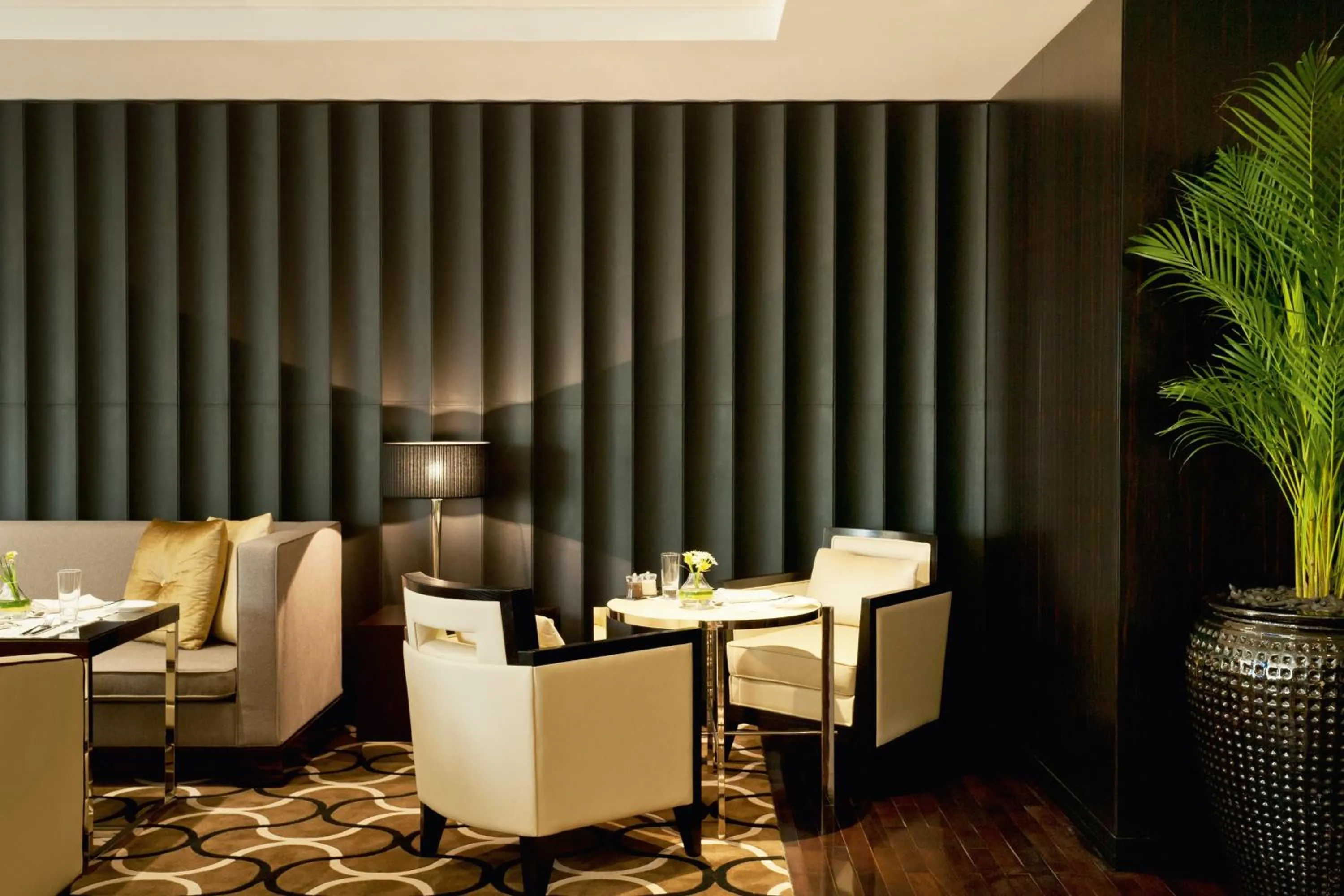 Lounge or bar in Grosvenor House, a Luxury Collection Hotel, Dubai