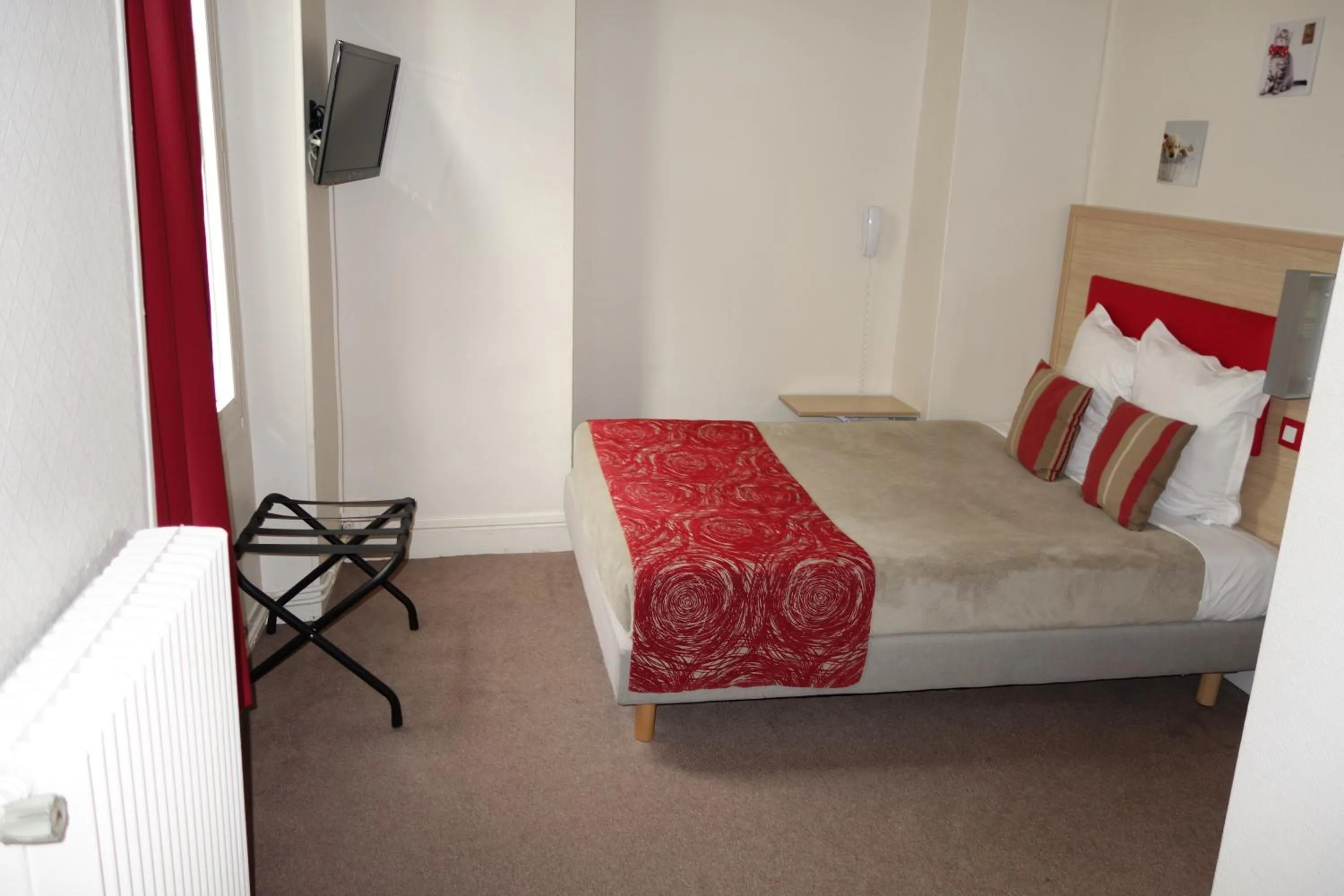 Photo of the whole room, Bed in D'win