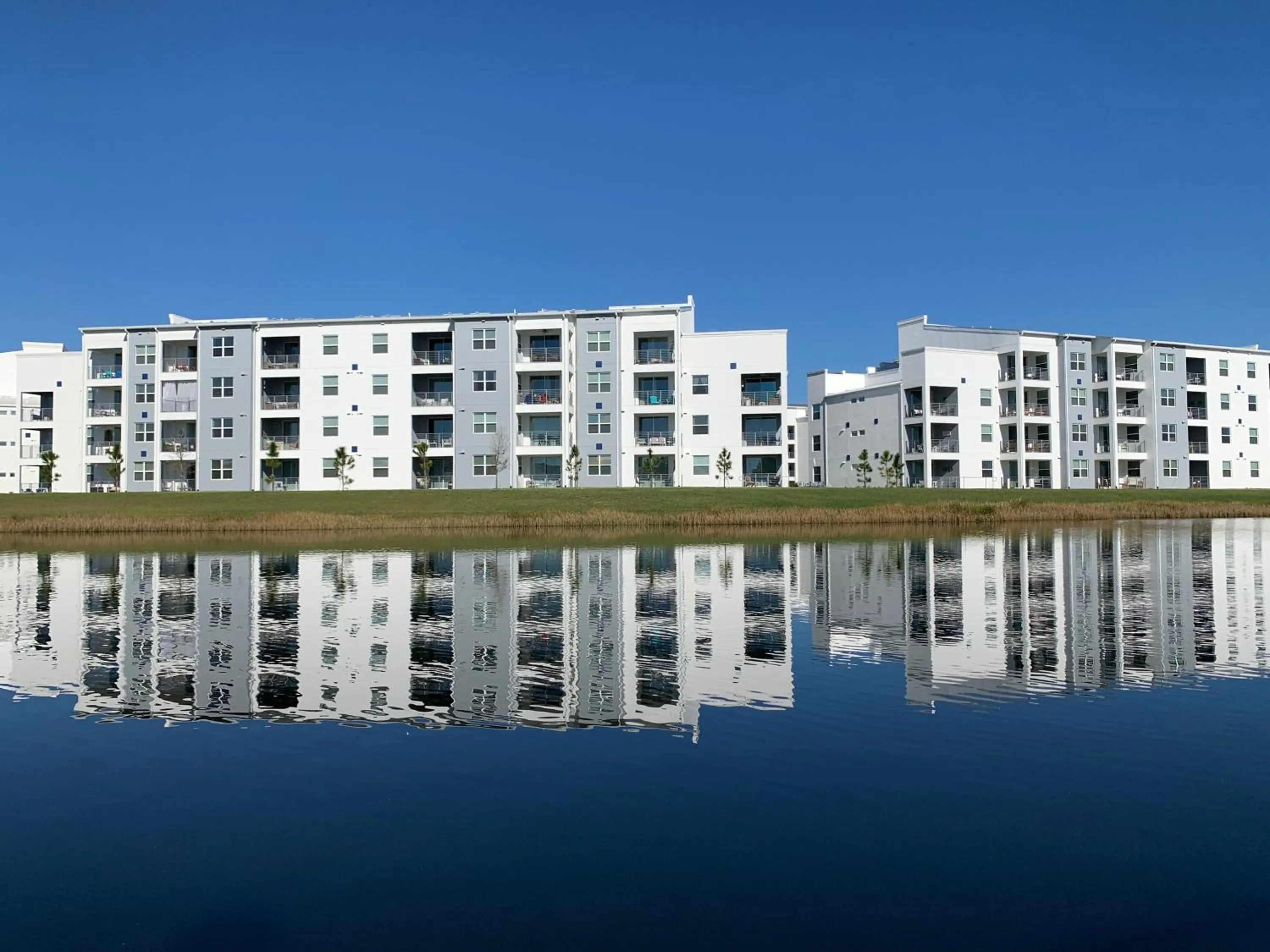 Property building in 3B2B-Beautiful Lake View-Baby Friendly-FREE WATER PARK!NO Resort Fee-5 Miles to Disney-Storey Lake 3141