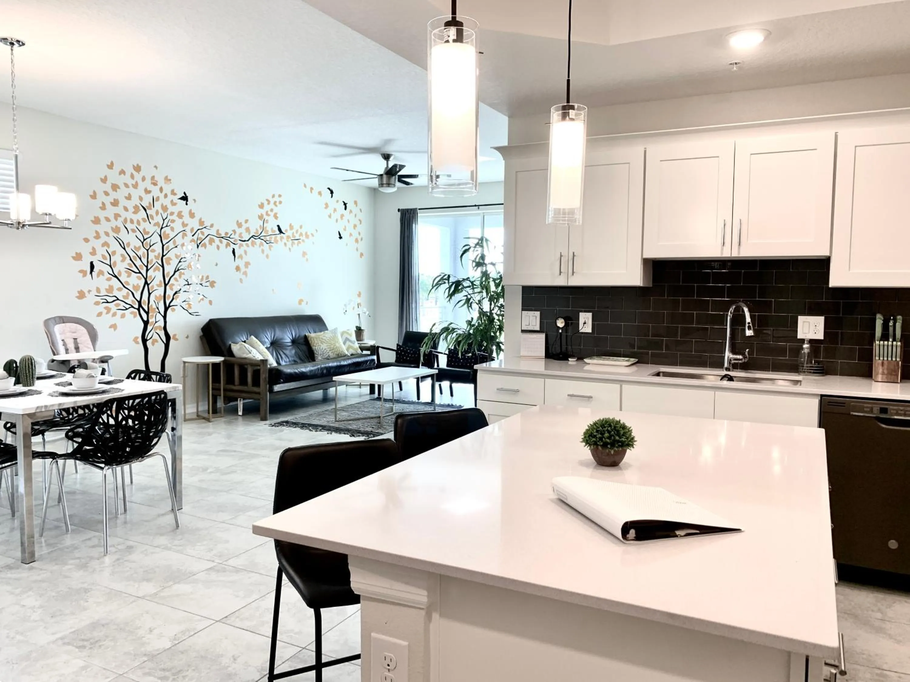 Kitchen or kitchenette in 3B2B-Beautiful Lake View-Baby Friendly-FREE WATER PARK!NO Resort Fee-5 Miles to Disney-Storey Lake 3141