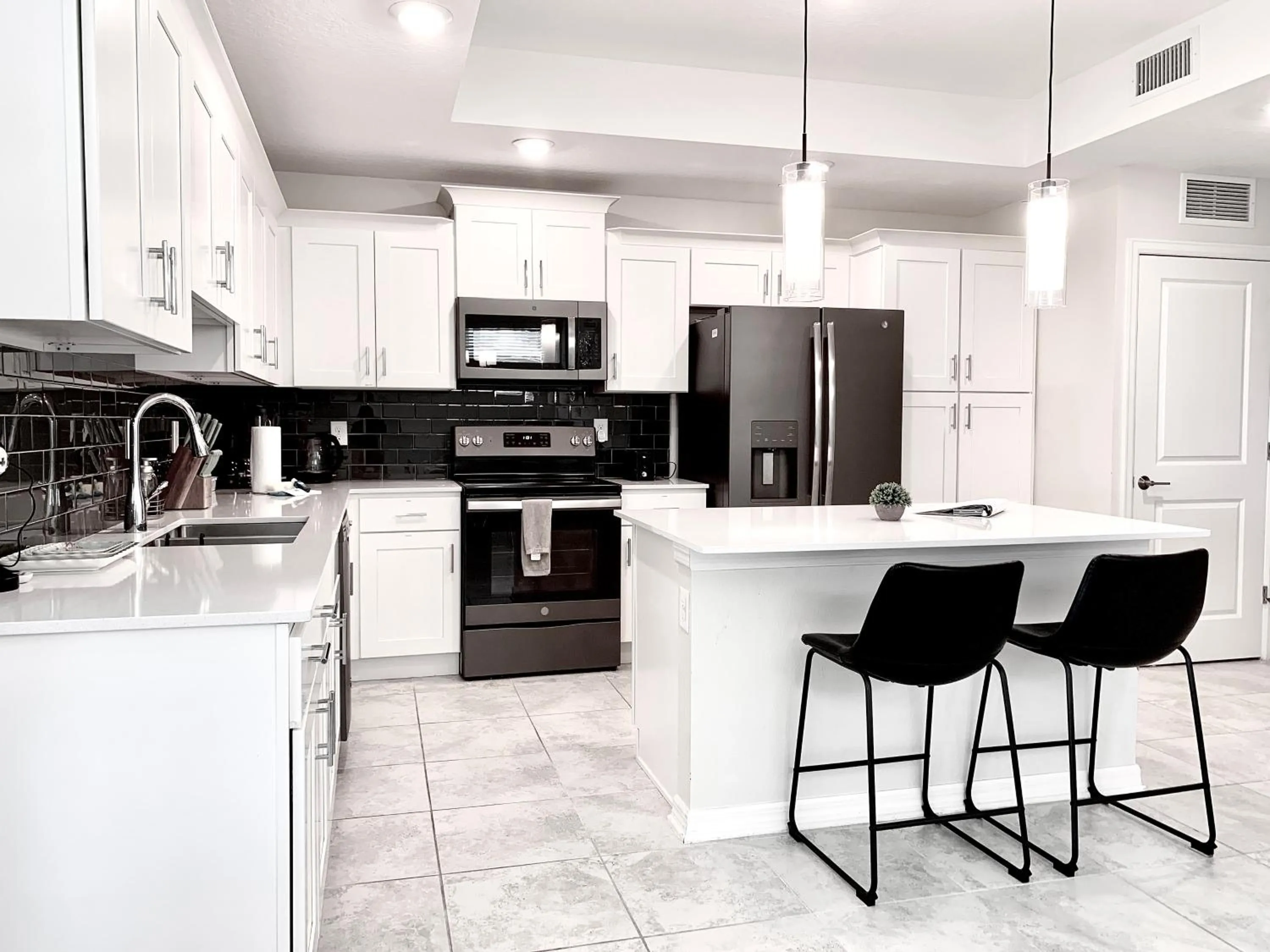 Kitchen or kitchenette in 3B2B-Beautiful Lake View-Baby Friendly-FREE WATER PARK!NO Resort Fee-5 Miles to Disney-Storey Lake 3141