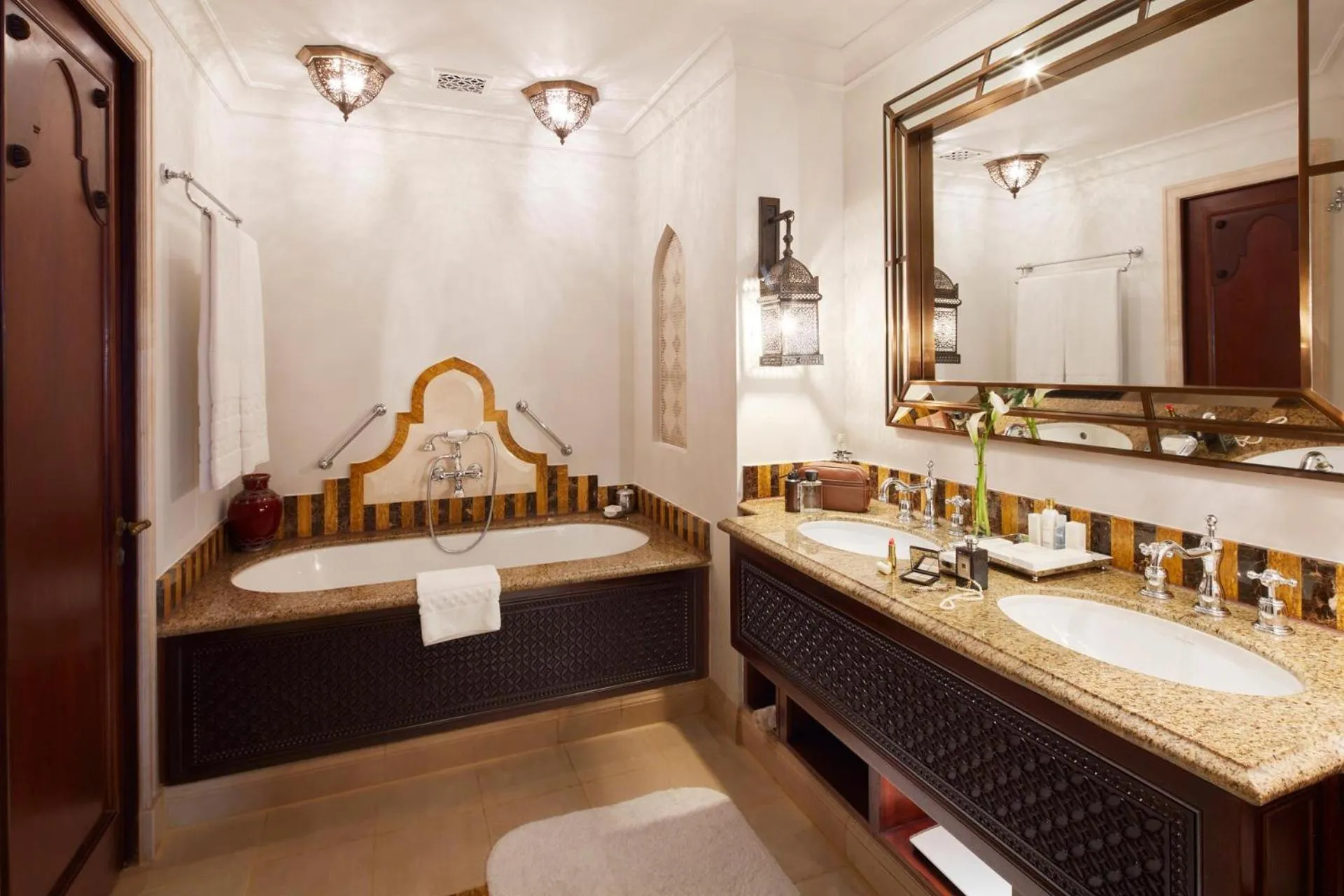 Bathroom, Bed in Jumeirah Al Qasr Dubai