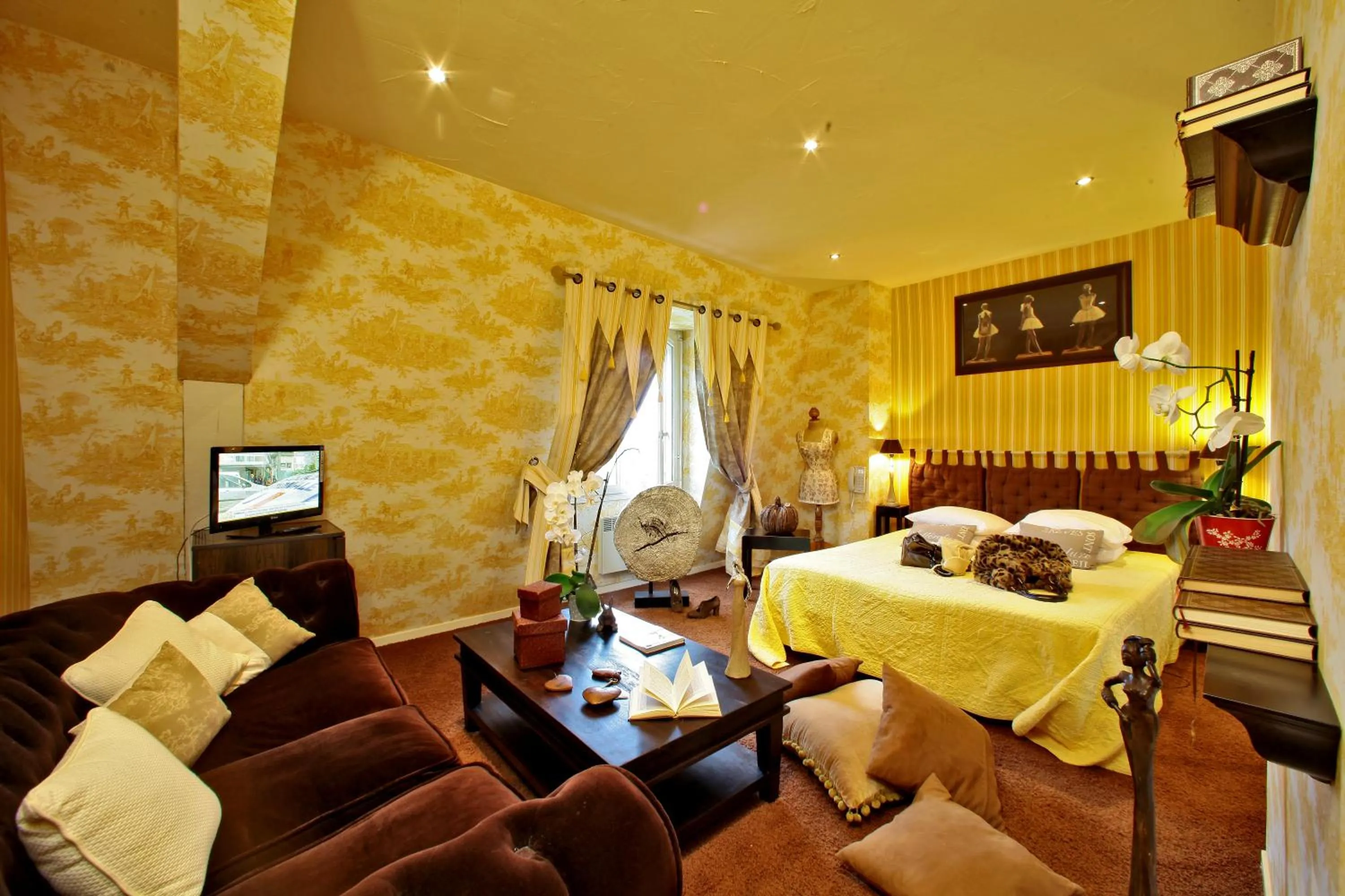 Bed in Logis Hôtel Hostellerie Saint-Jacques