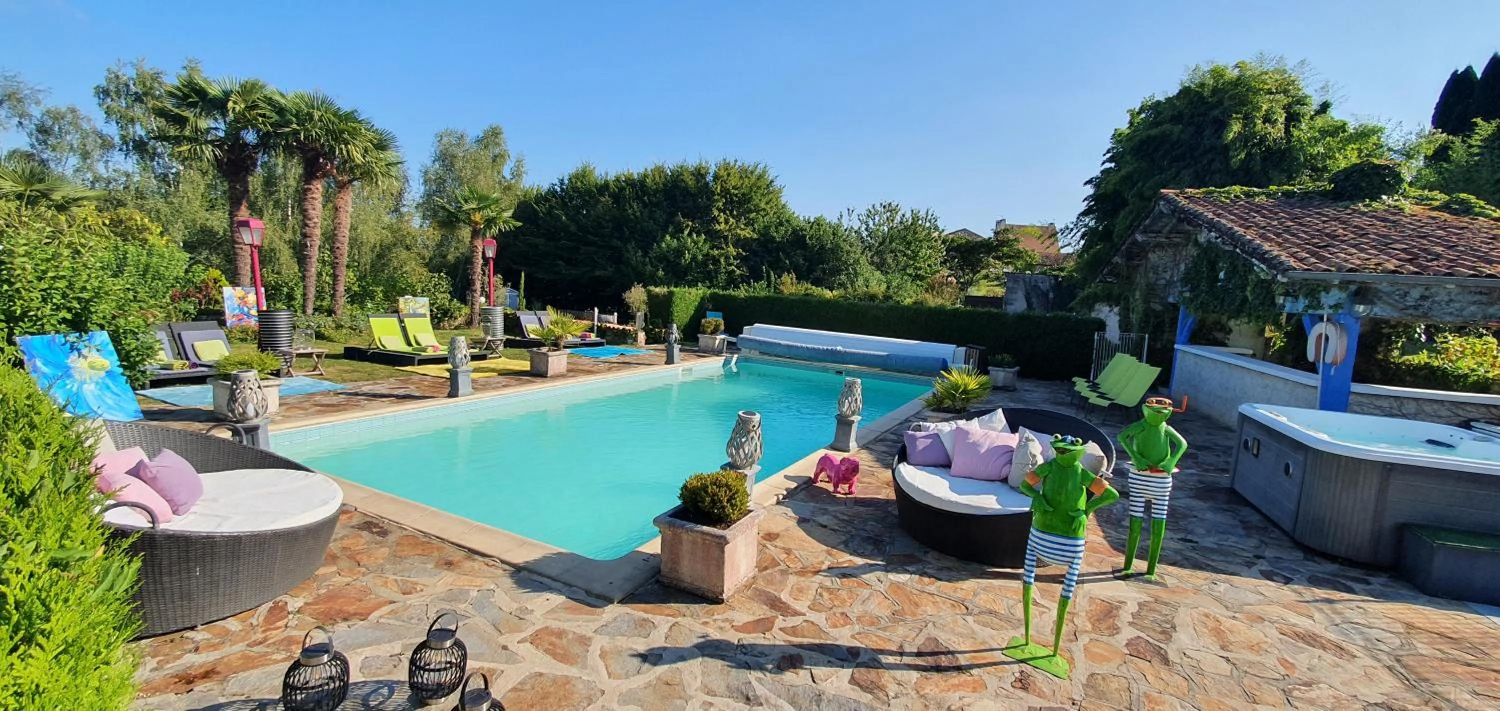 Swimming pool in Logis Hôtel Hostellerie Saint-Jacques