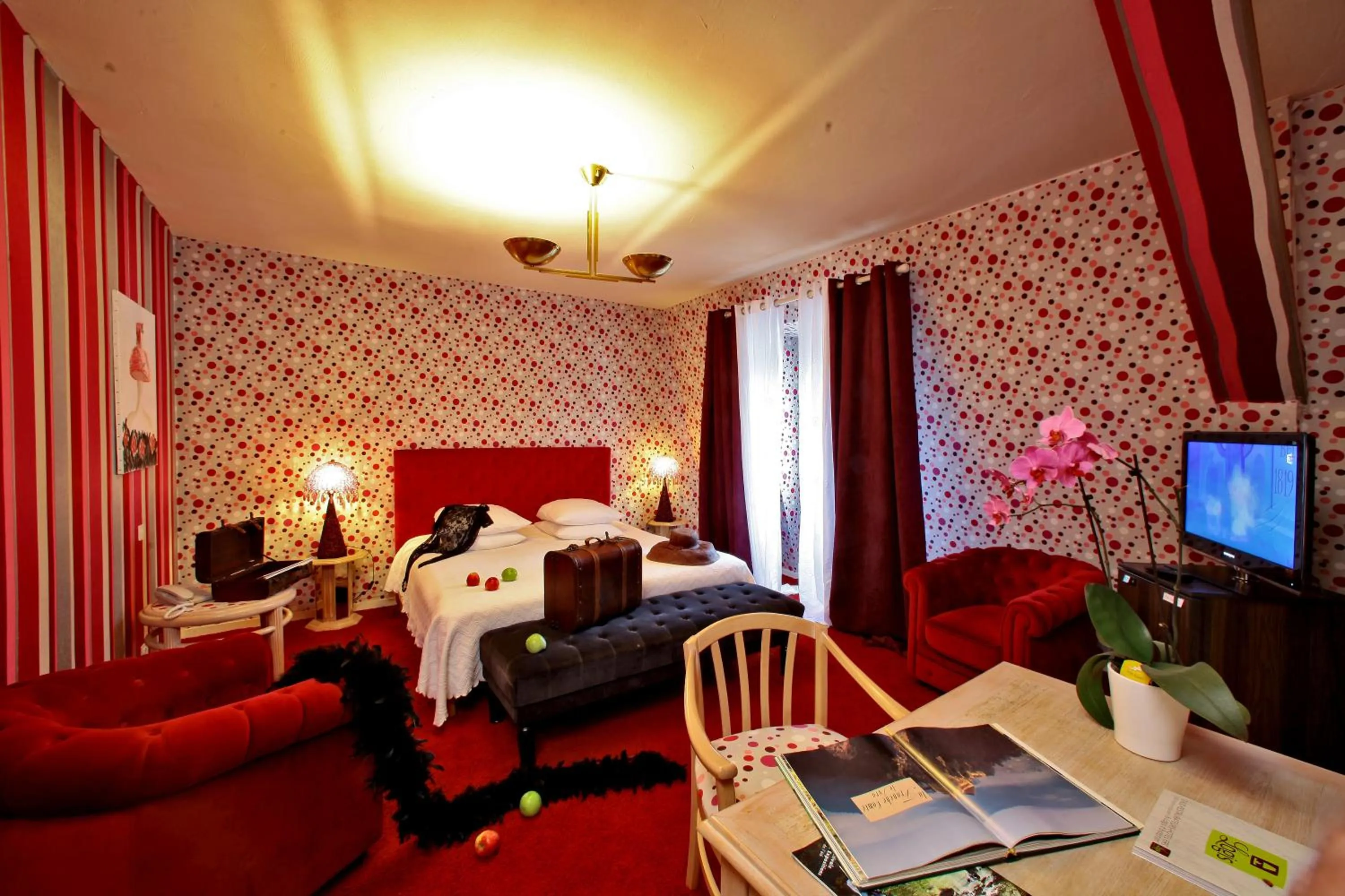 Bed in Logis Hôtel Hostellerie Saint-Jacques