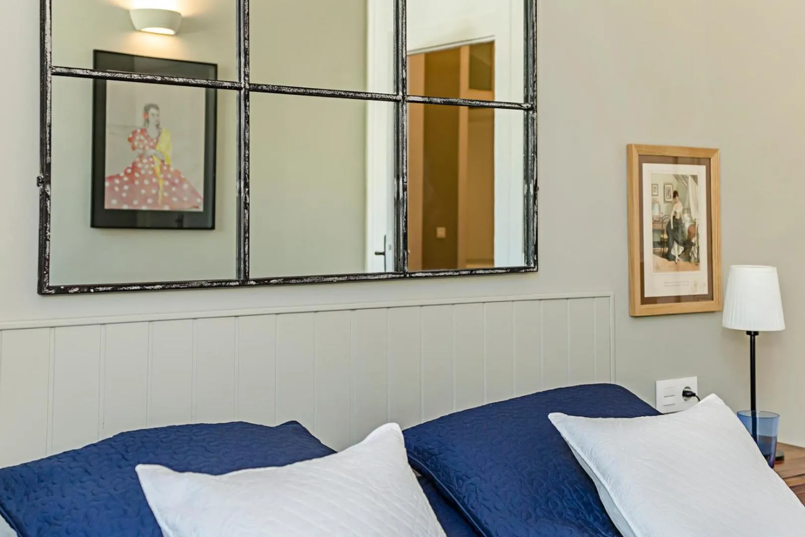 Decorative detail, Bed in Bcn Paseo De Gracia Rocamora Apartment