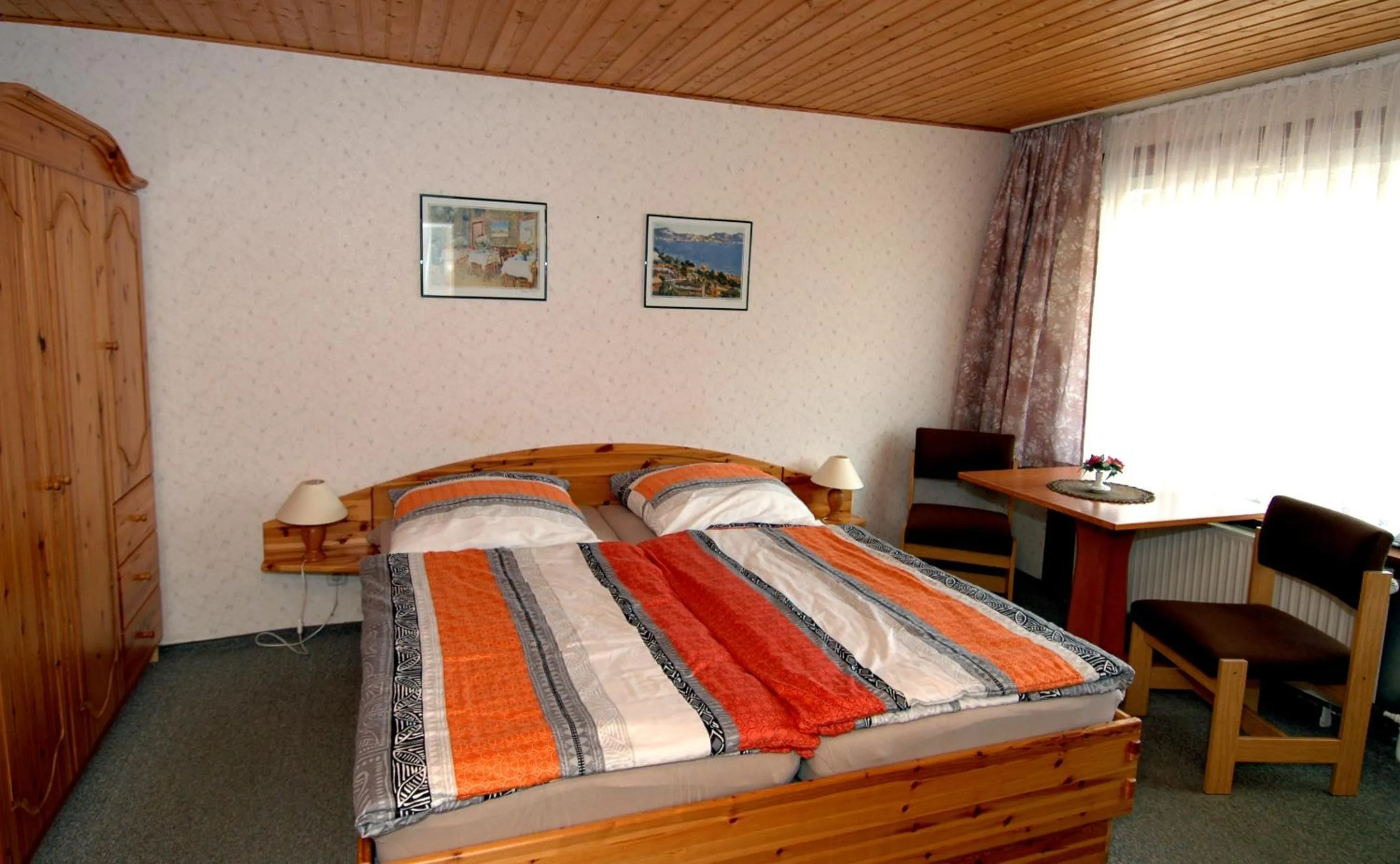 Photo of the whole room, Bed in Wiedaer Hütte
