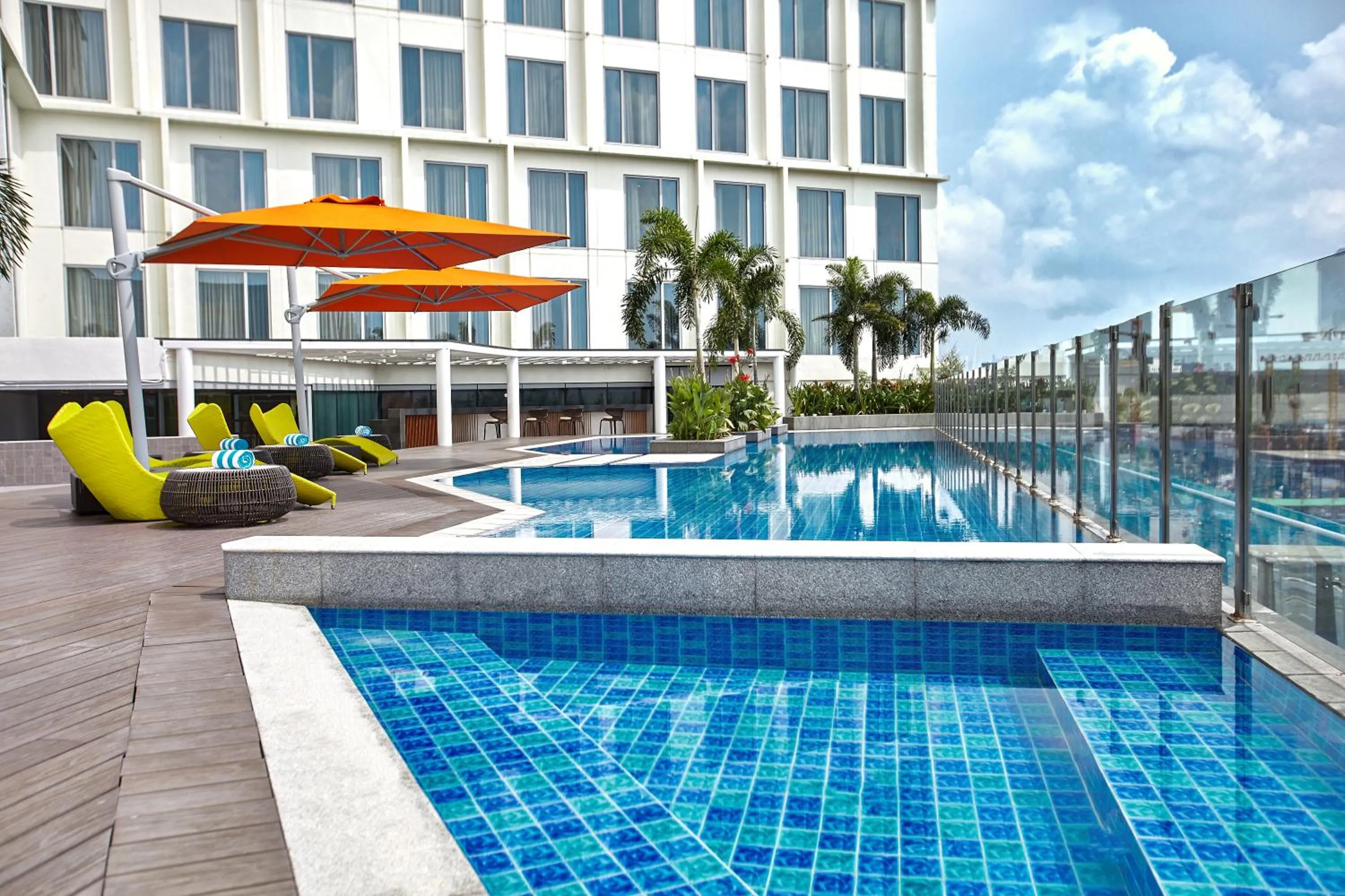 Swimming pool in Kingsford Hotel Manila Bay