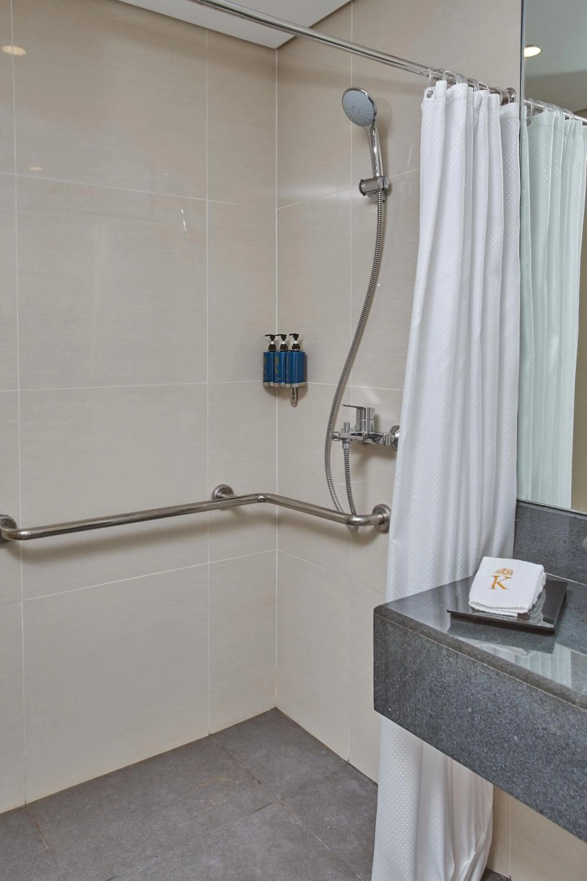 Bathroom in Kingsford Hotel Manila Bay