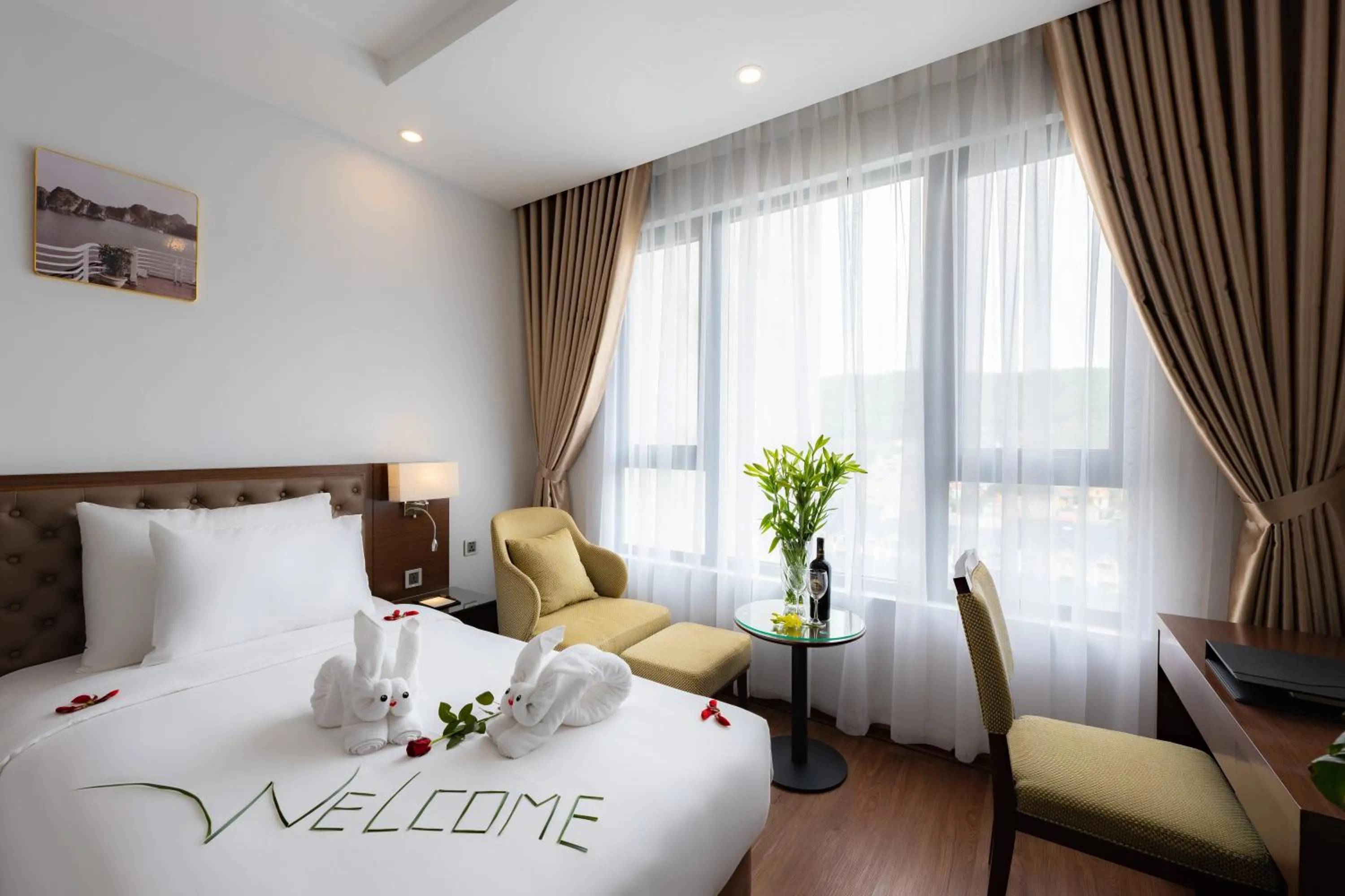 Bed in Hạ Long New Century Hotel