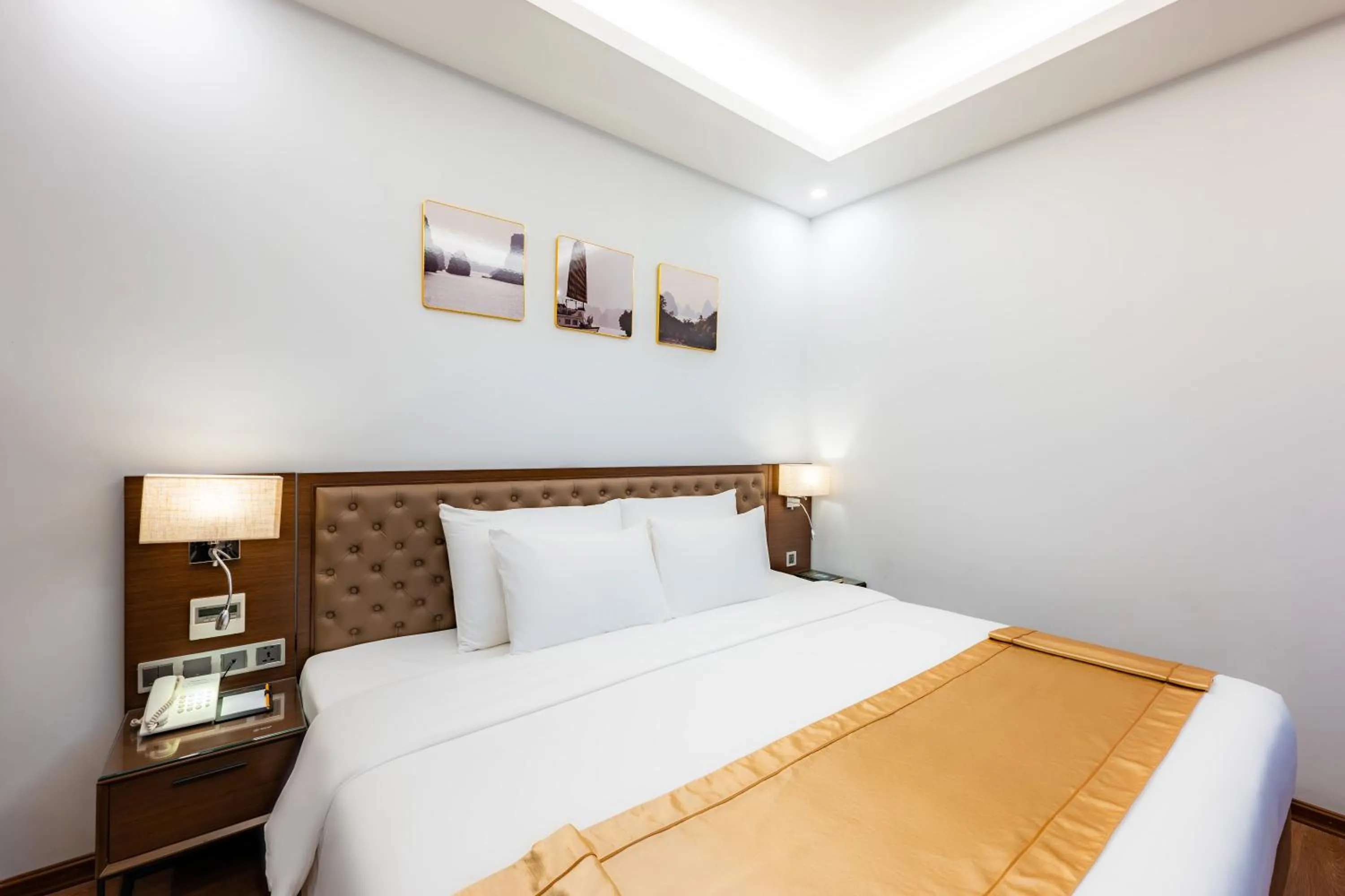 Bed in Hạ Long New Century Hotel