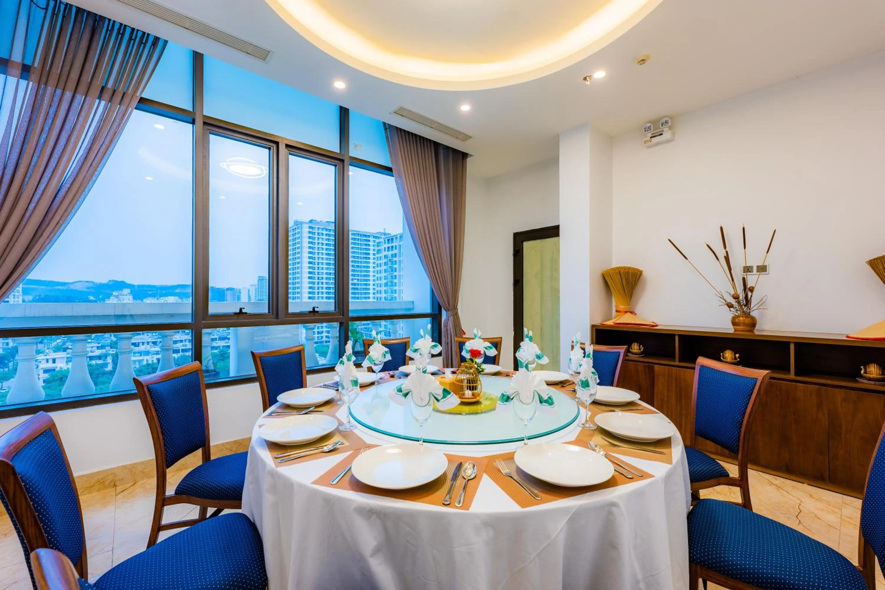 Restaurant/places to eat in Hạ Long New Century Hotel