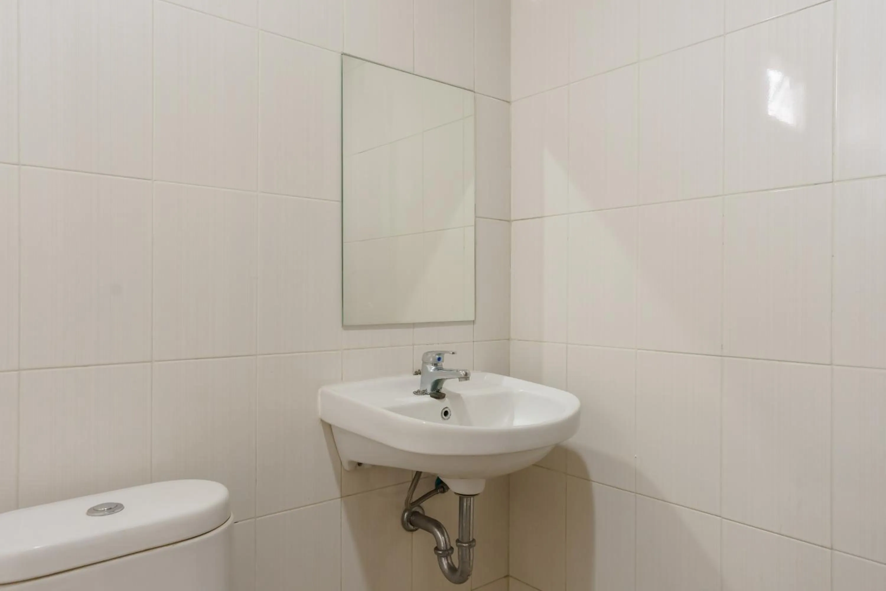 Bathroom in Dago Suites Syariah Cikarang Mitra RedDoorz