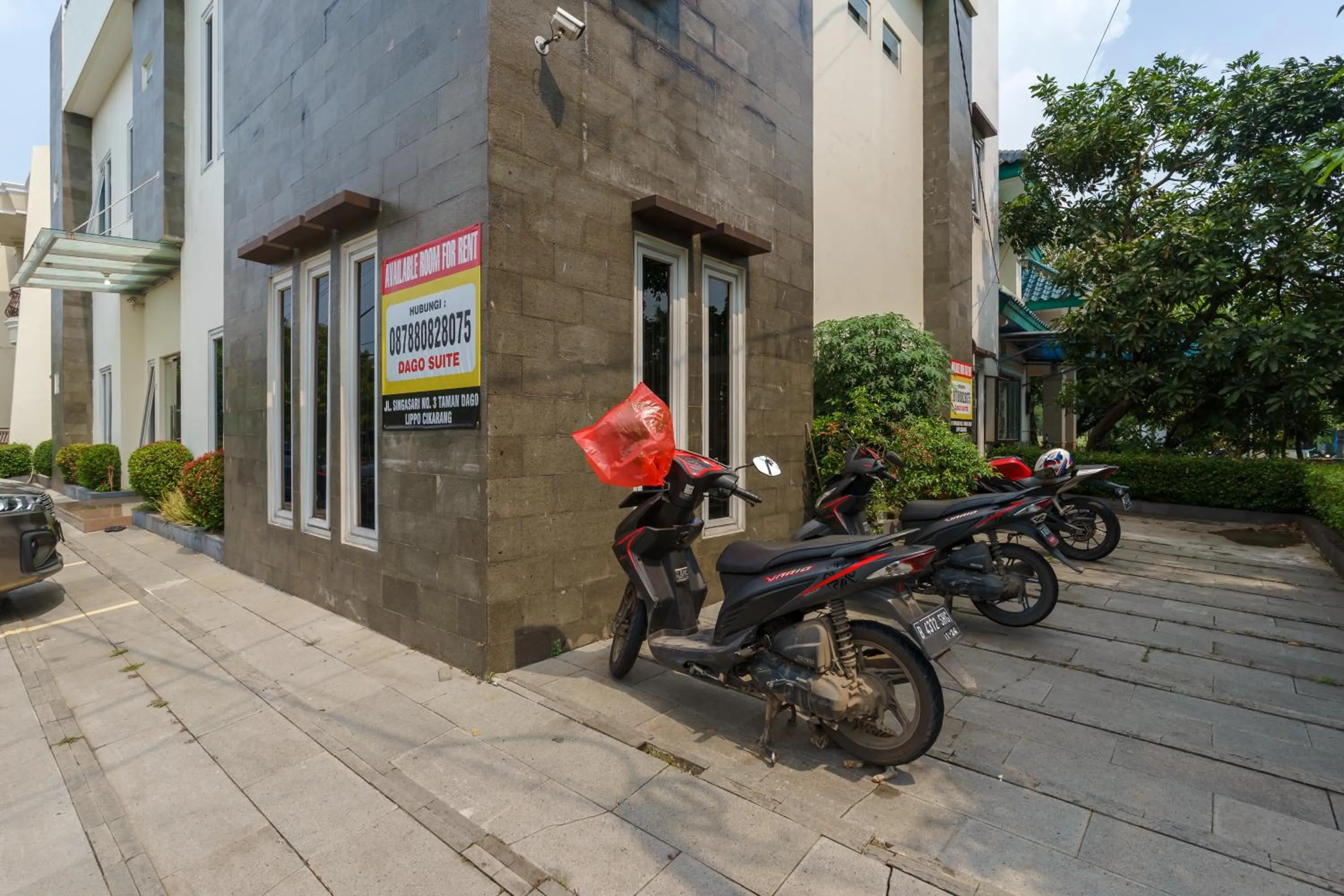 Facade/entrance in Dago Suites Syariah Cikarang Mitra RedDoorz