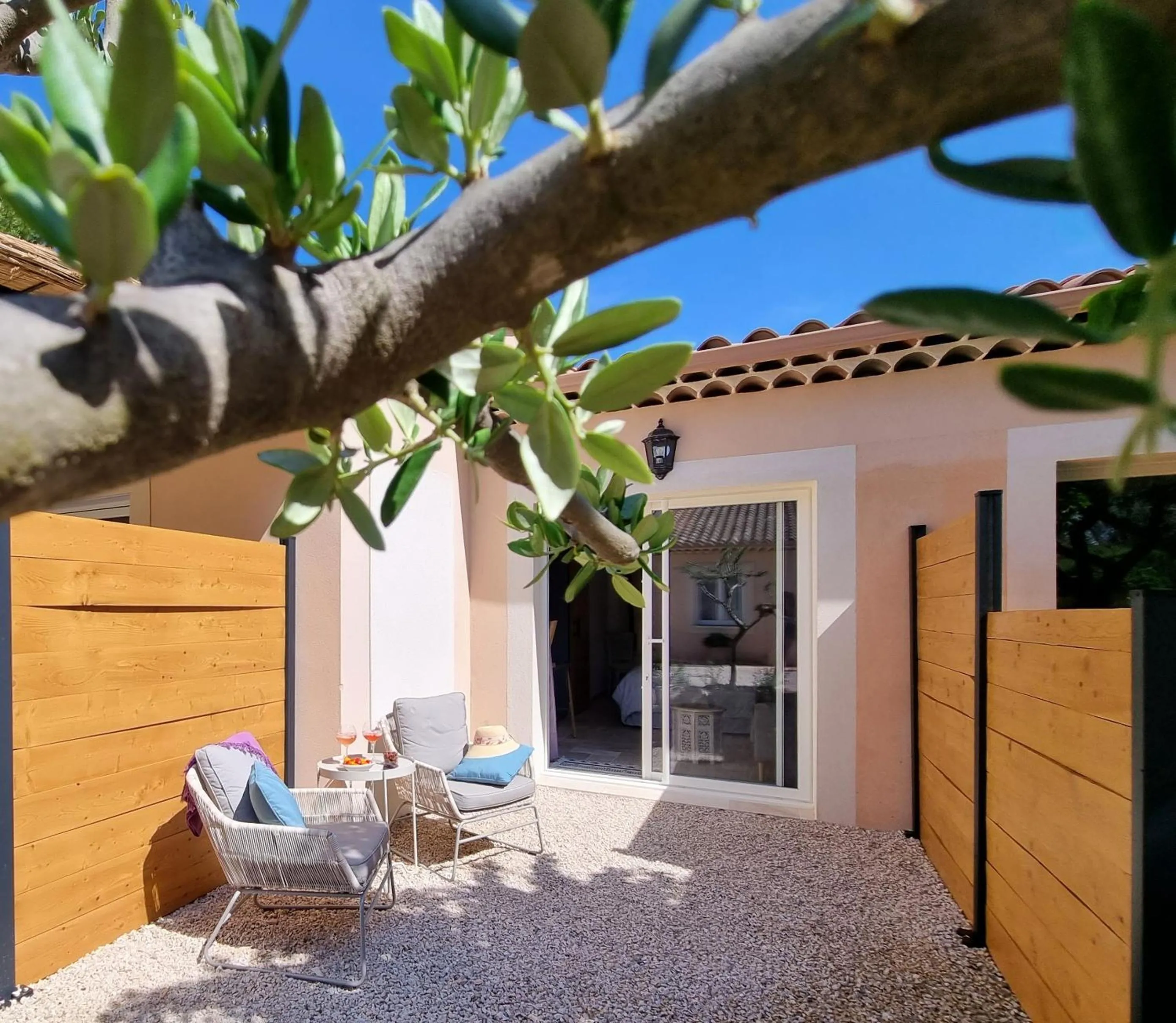 Balcony/Terrace in Cosy en Provence - Piscine chauffée de mai à septembre
