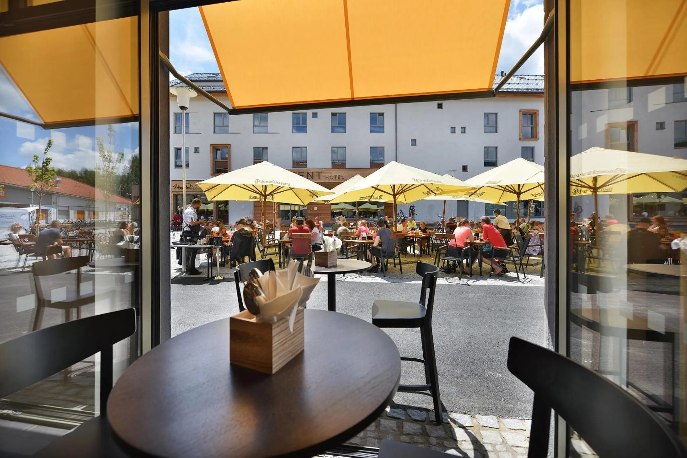 Restaurant/places to eat in Hotel Element