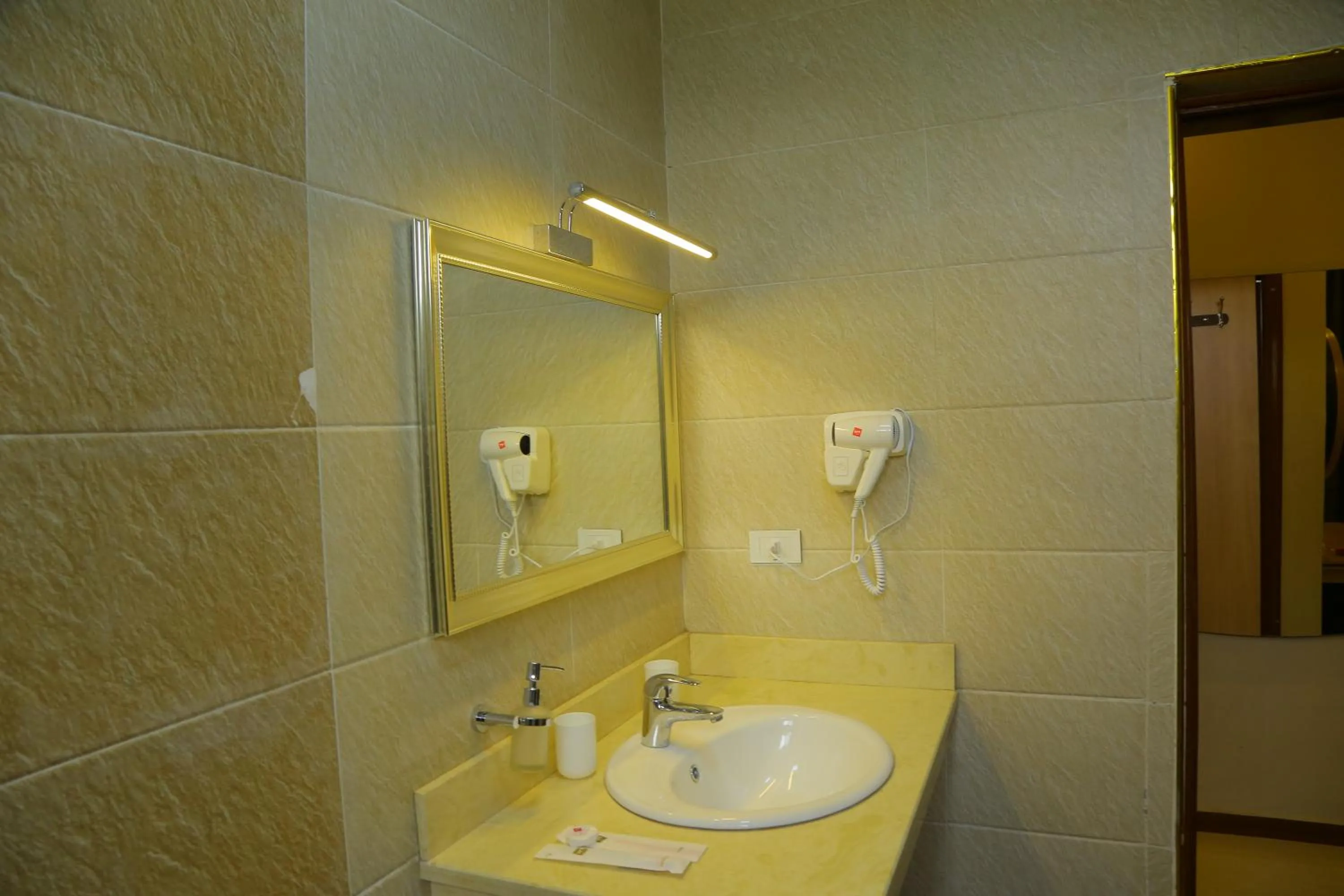 Bathroom in Ivy Hotel, Bishoftu