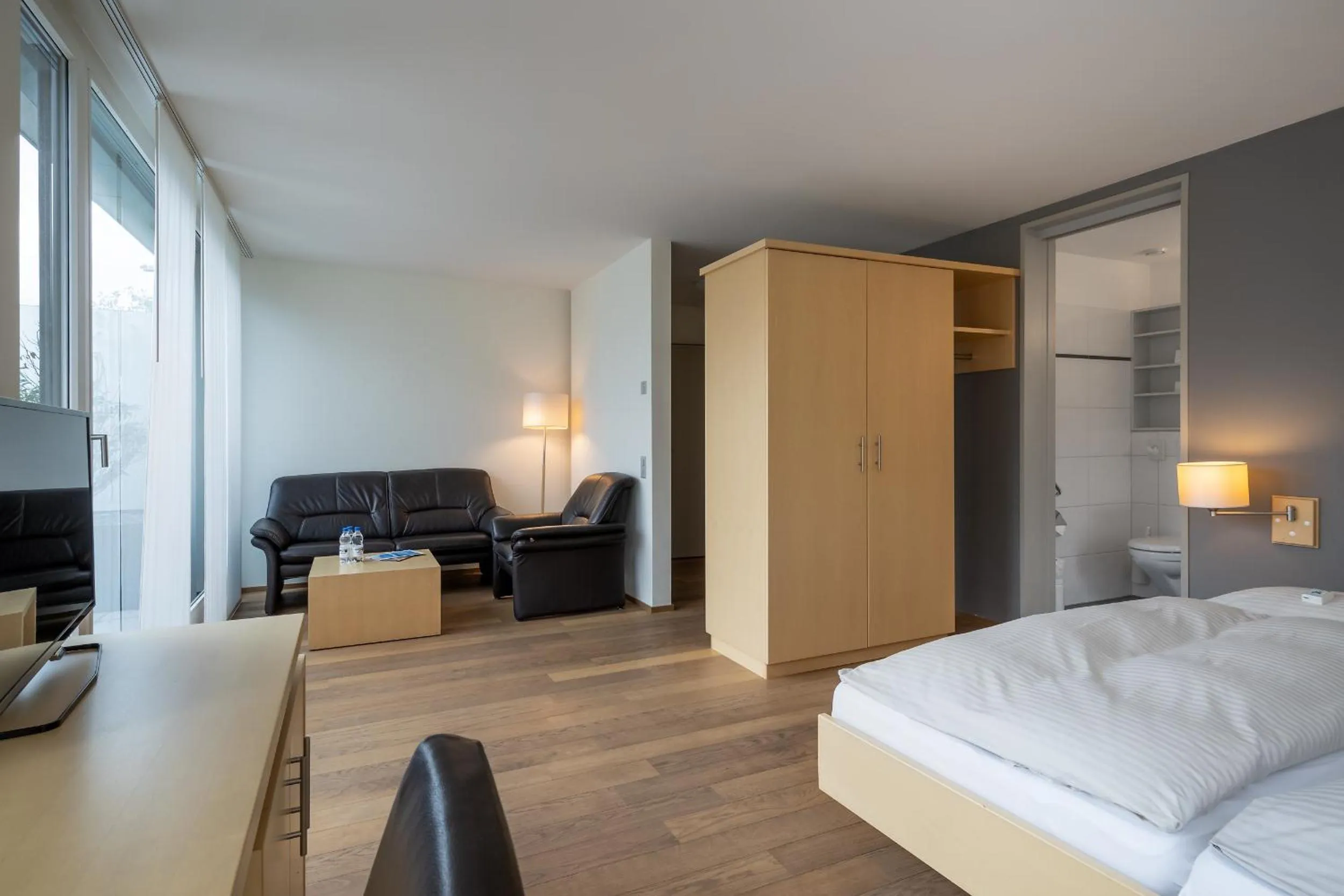 Living room, Bed in Hotel Artos Interlaken