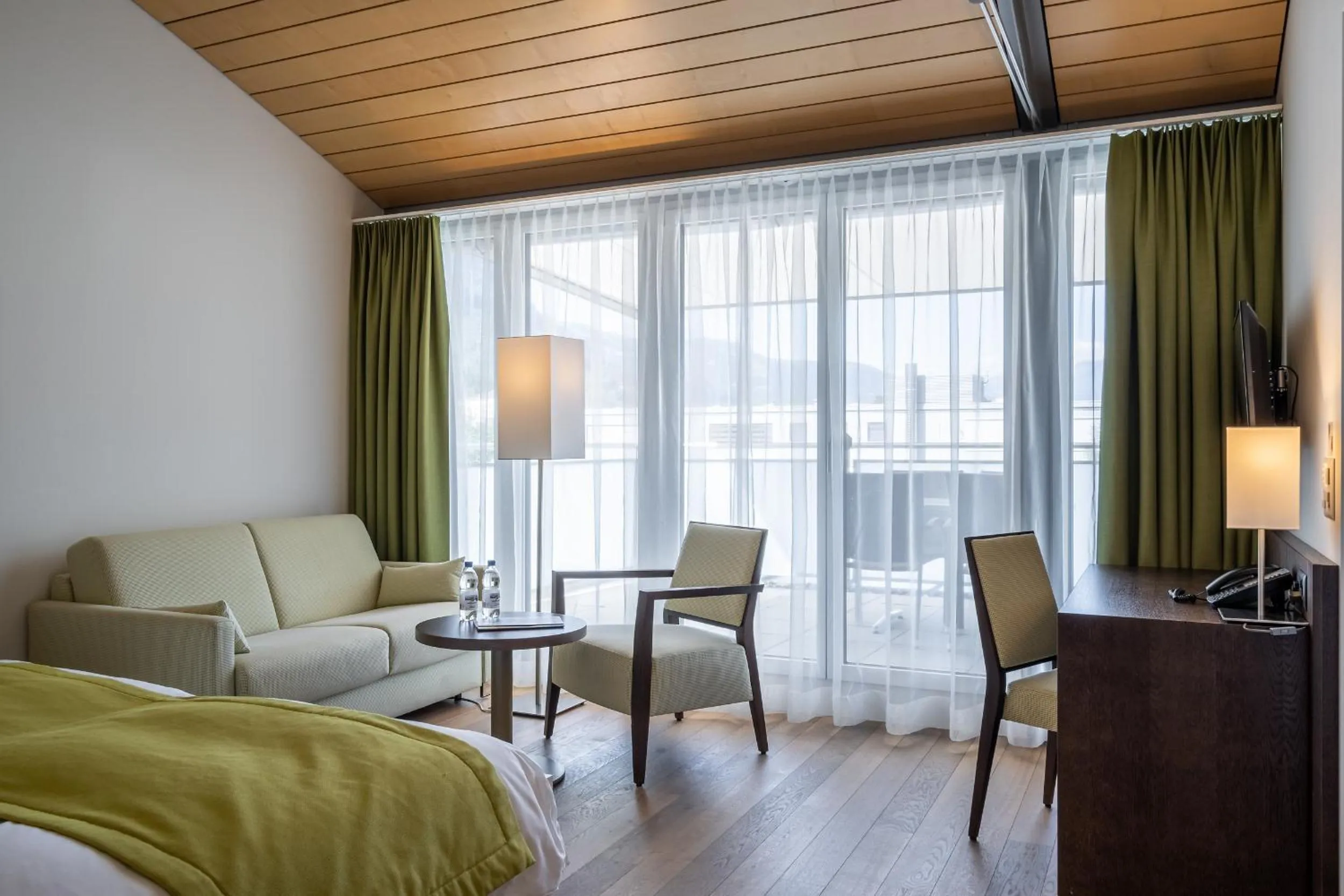 Living room, Bed in Hotel Artos Interlaken