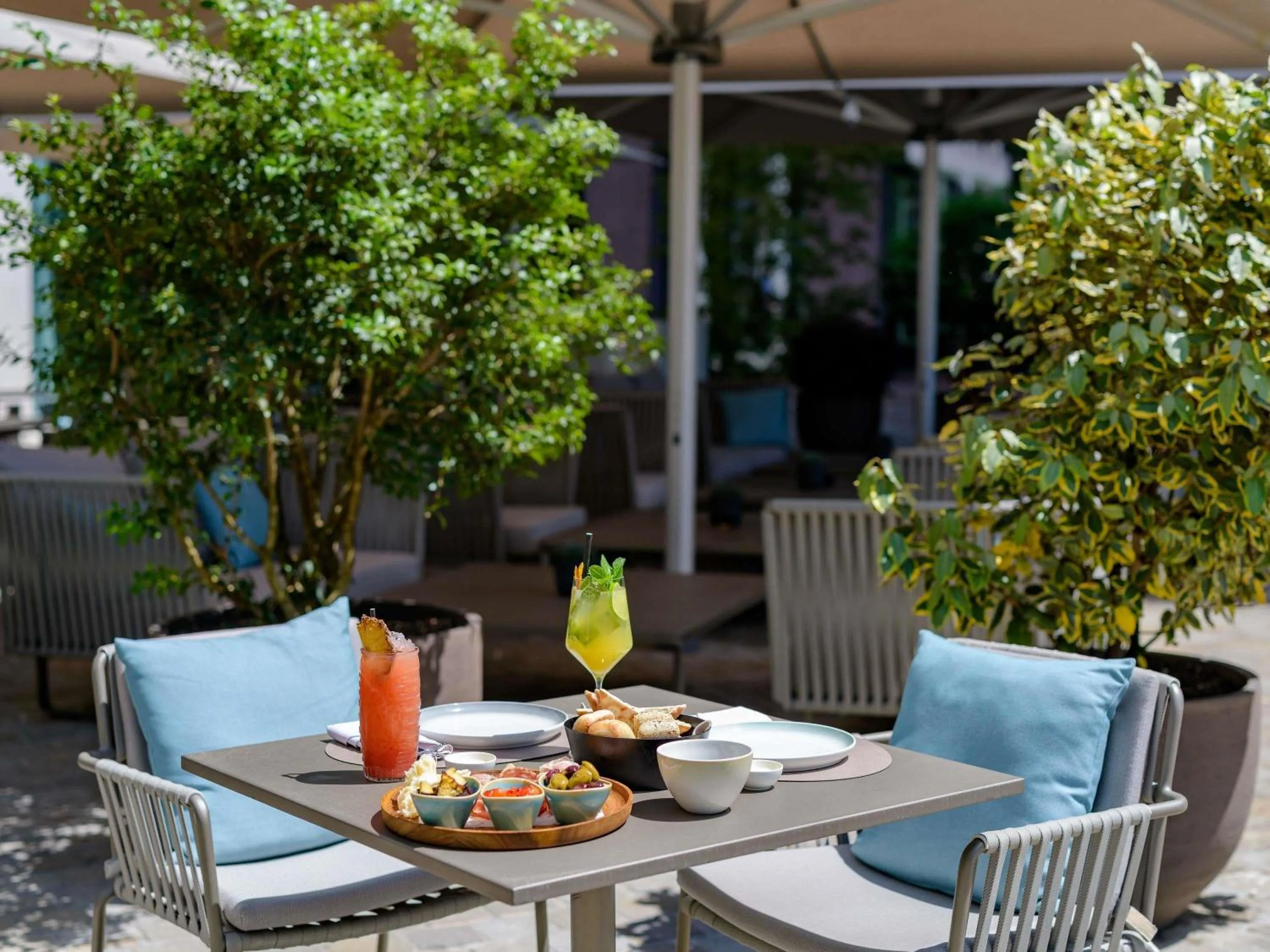 Lounge or bar in Mövenpick Hotel Basel