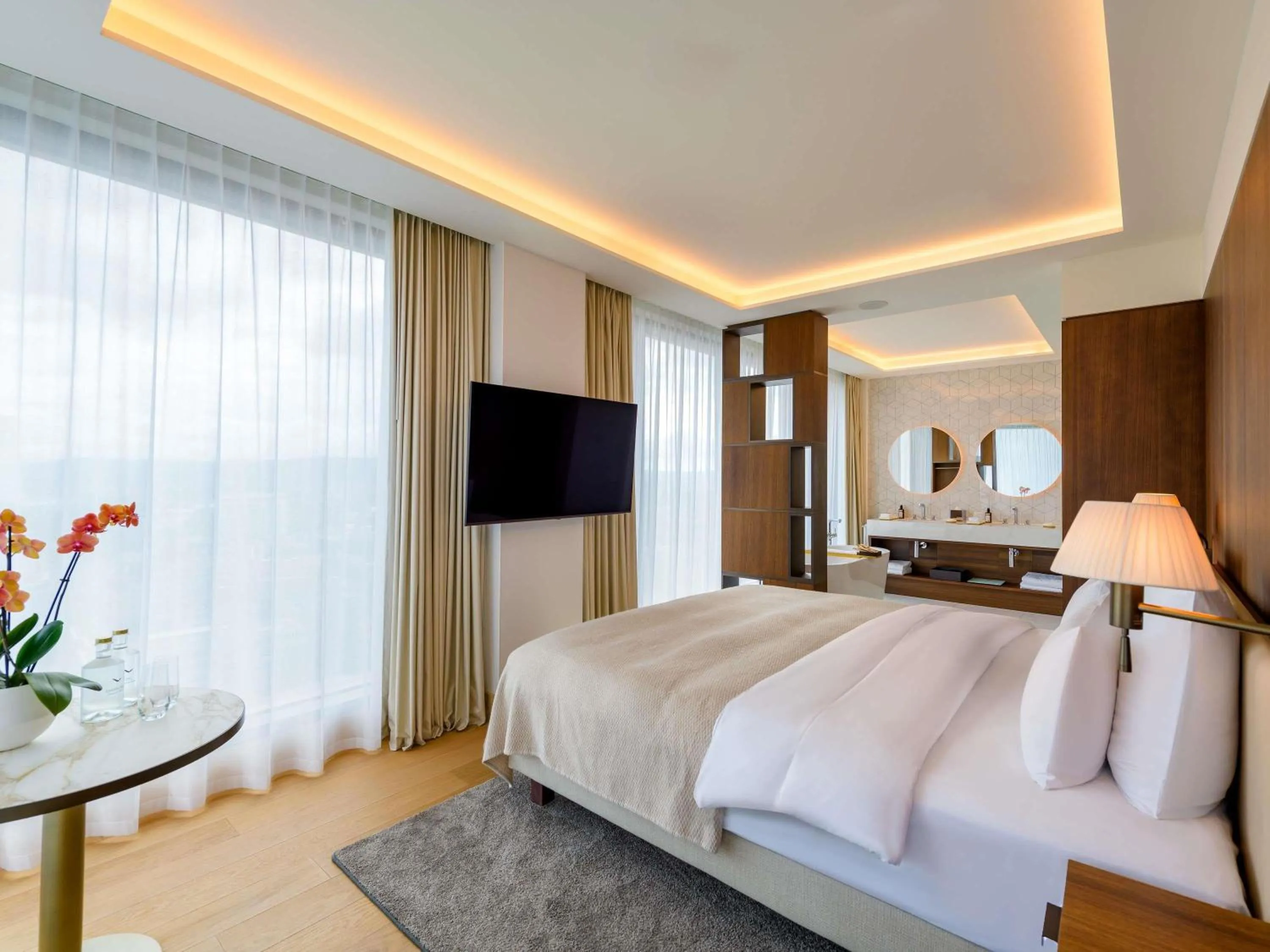 Bedroom, Bed in Mövenpick Hotel Basel