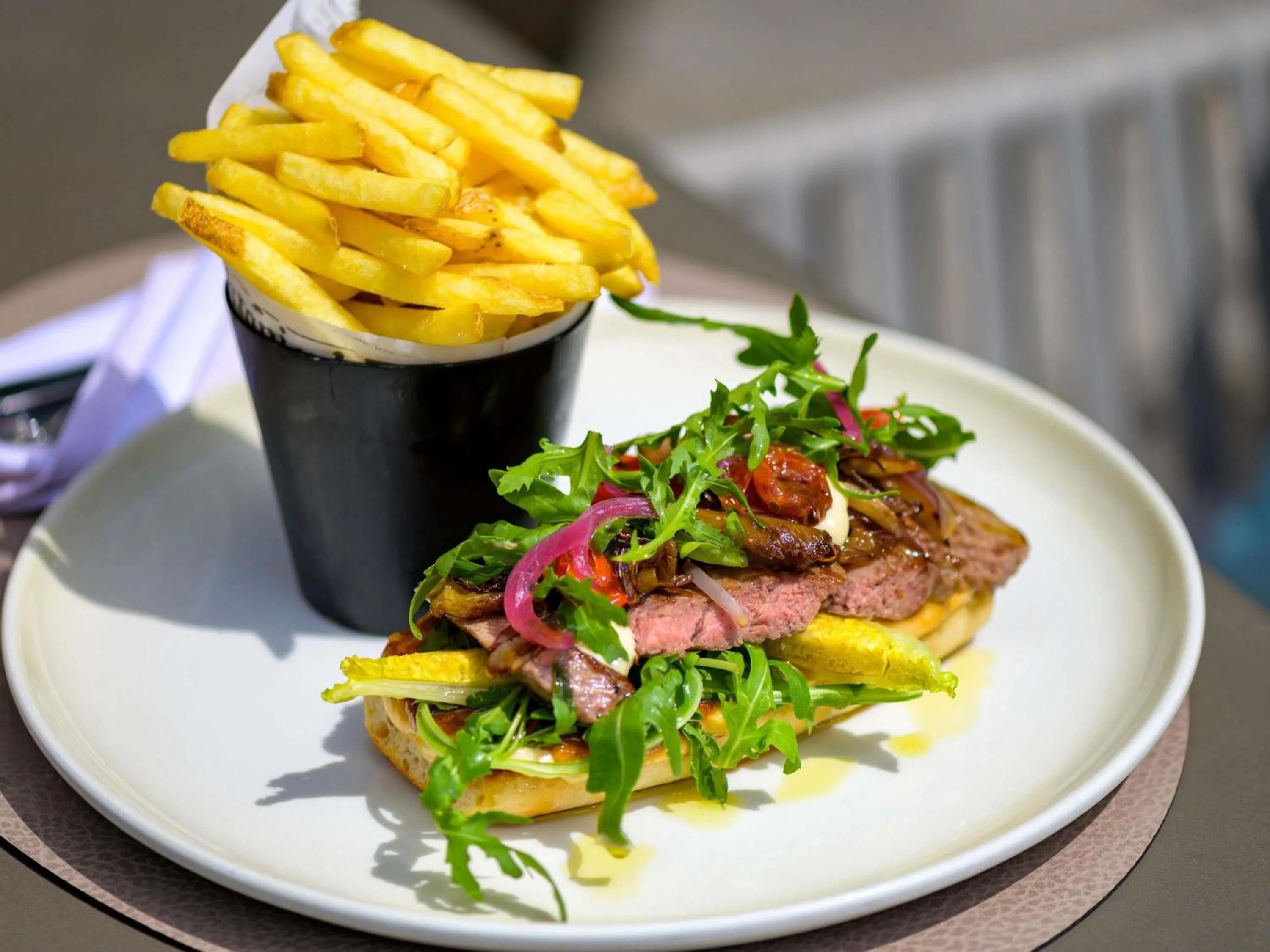 Lounge or bar in Mövenpick Hotel Basel