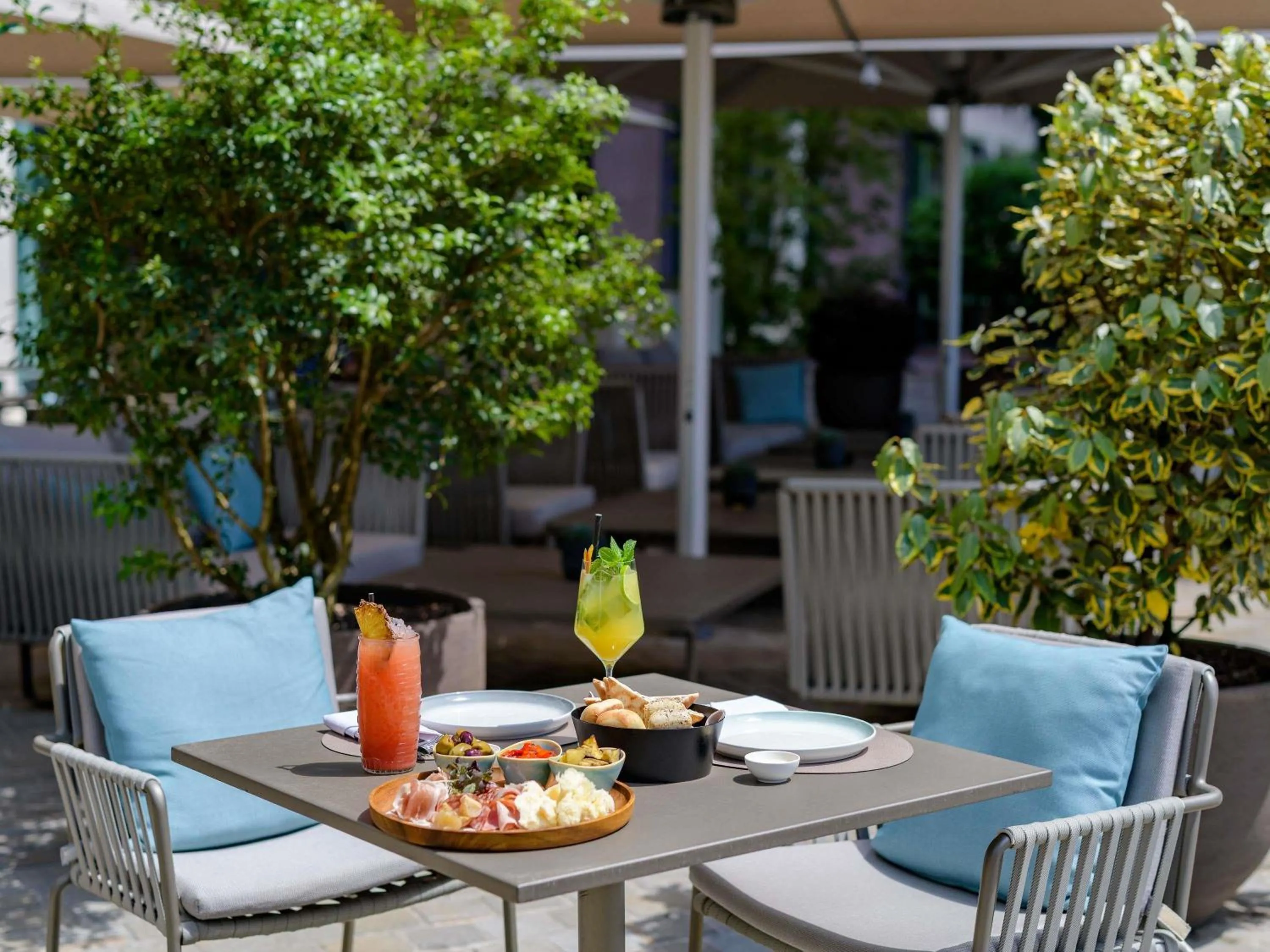 Lounge or bar in Mövenpick Hotel Basel