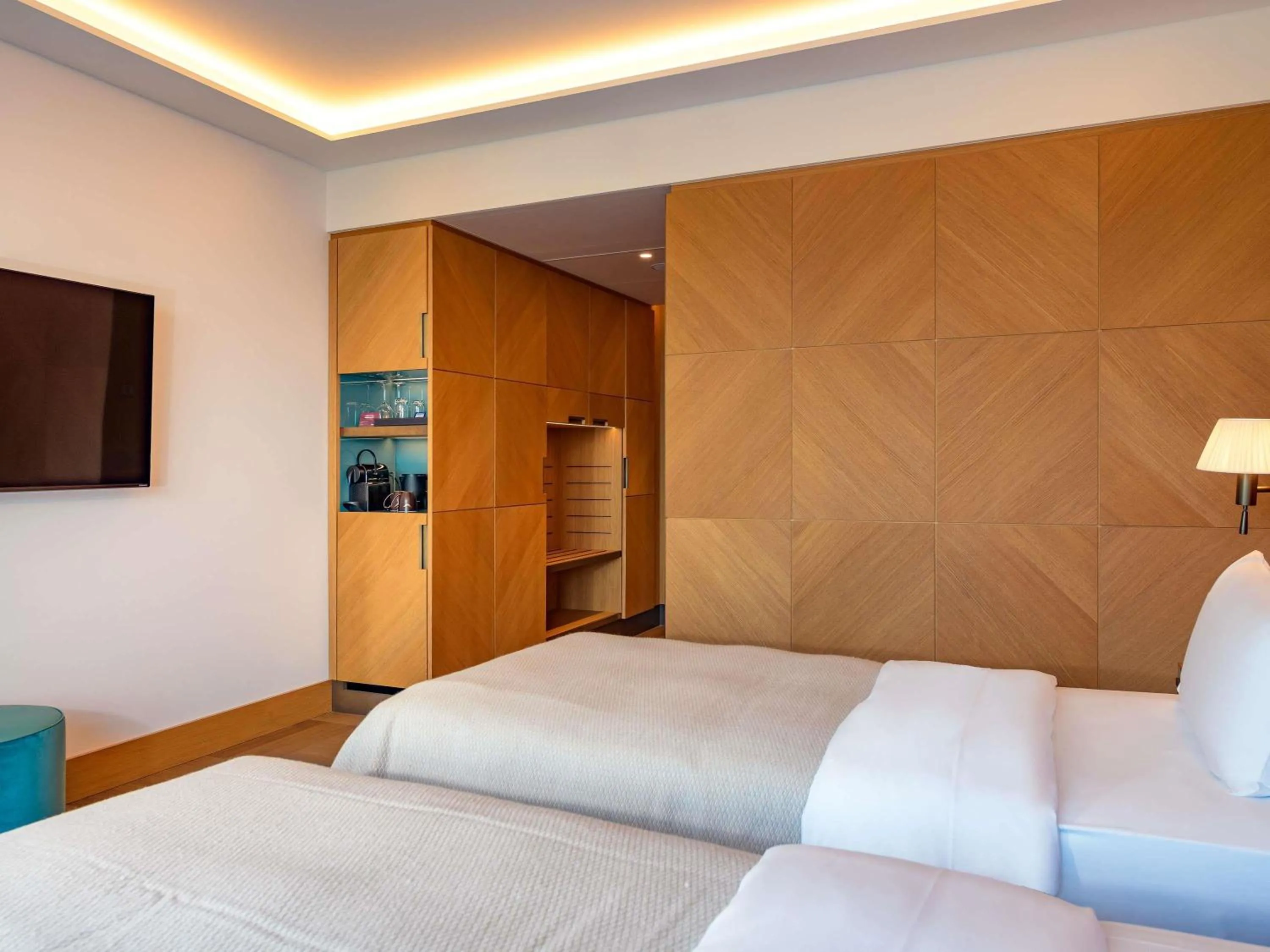 Bedroom, Bed in Mövenpick Hotel Basel