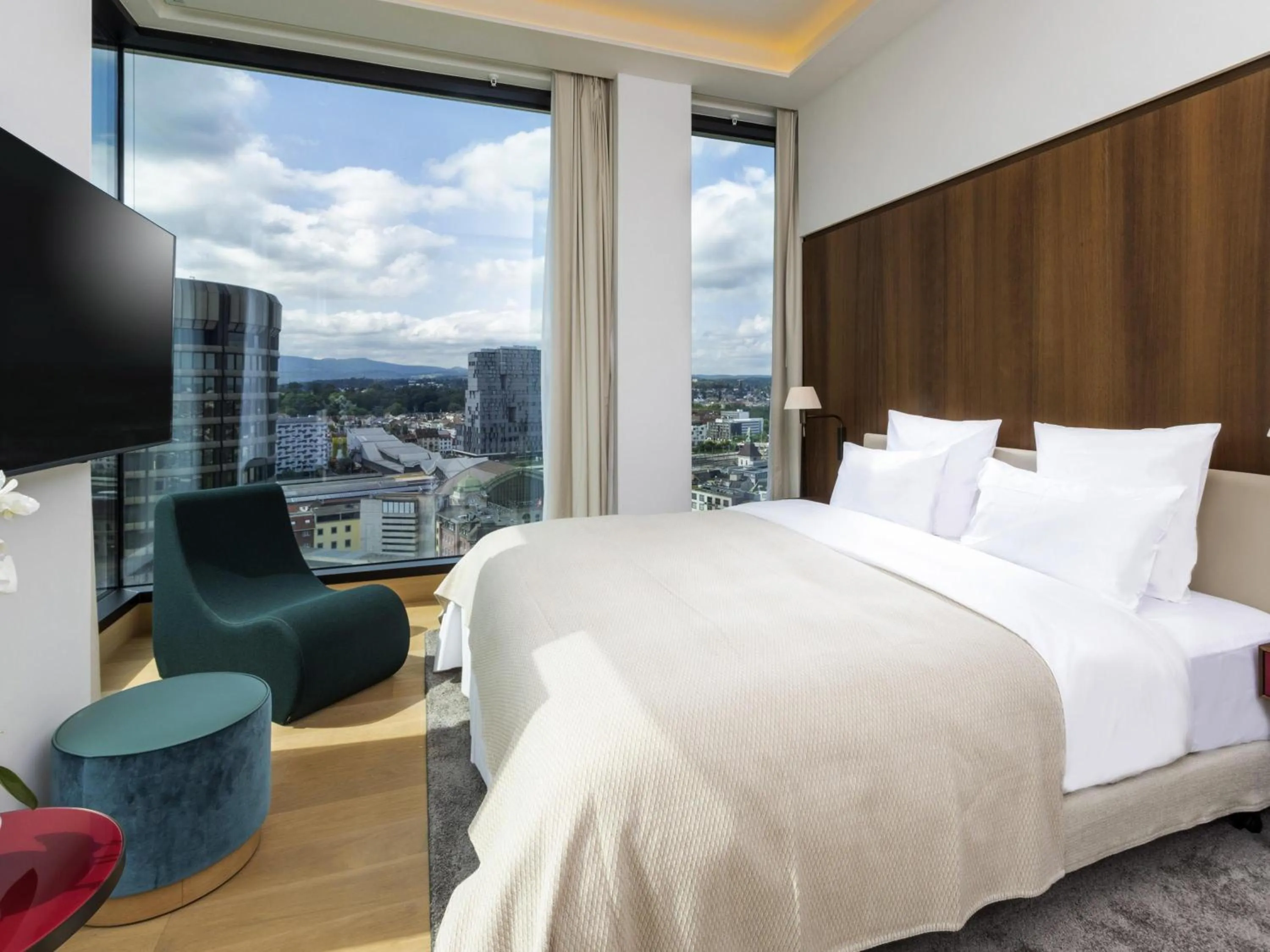 Bedroom, Bed in Mövenpick Hotel Basel