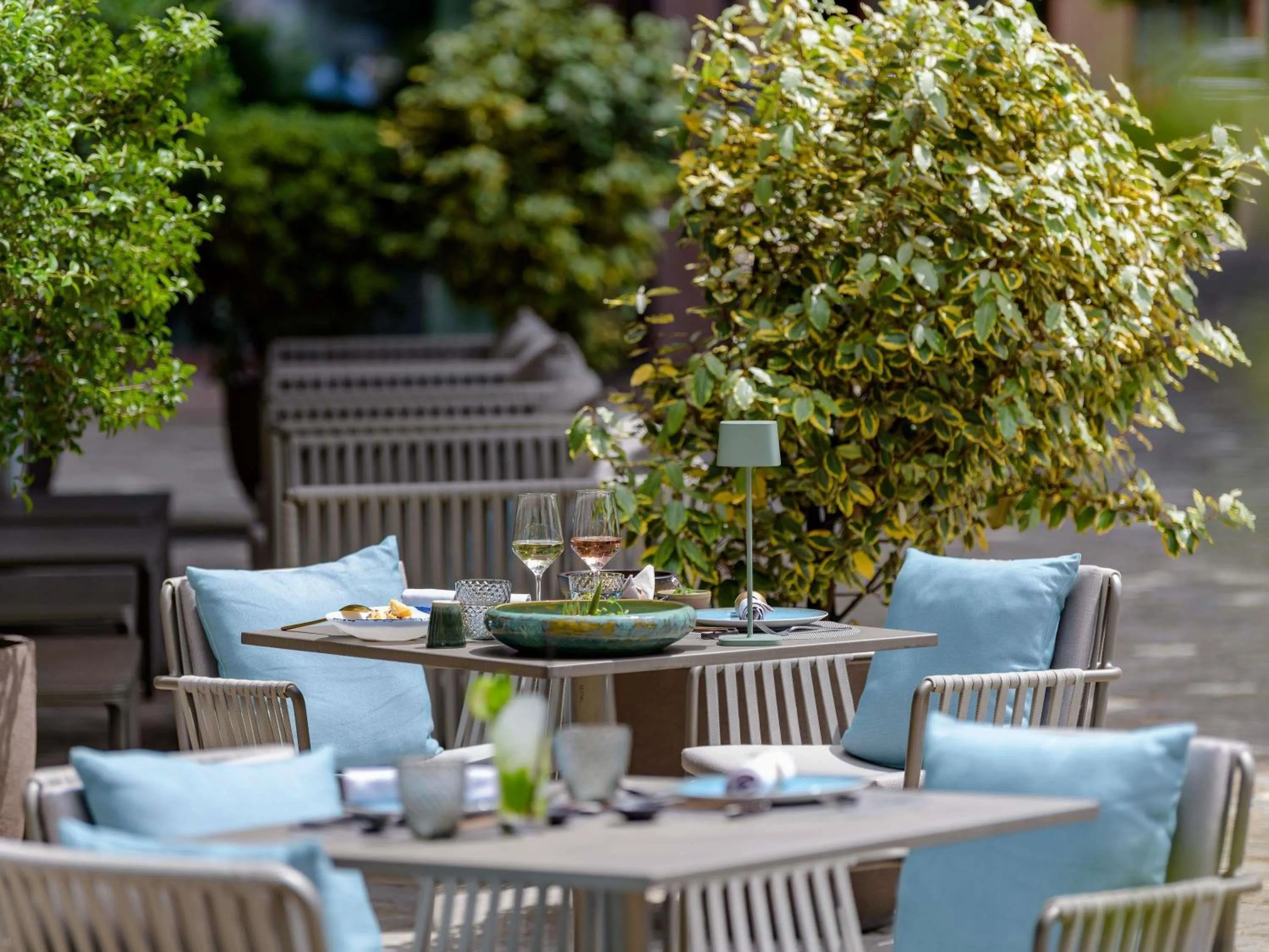 Lounge or bar in Mövenpick Hotel Basel