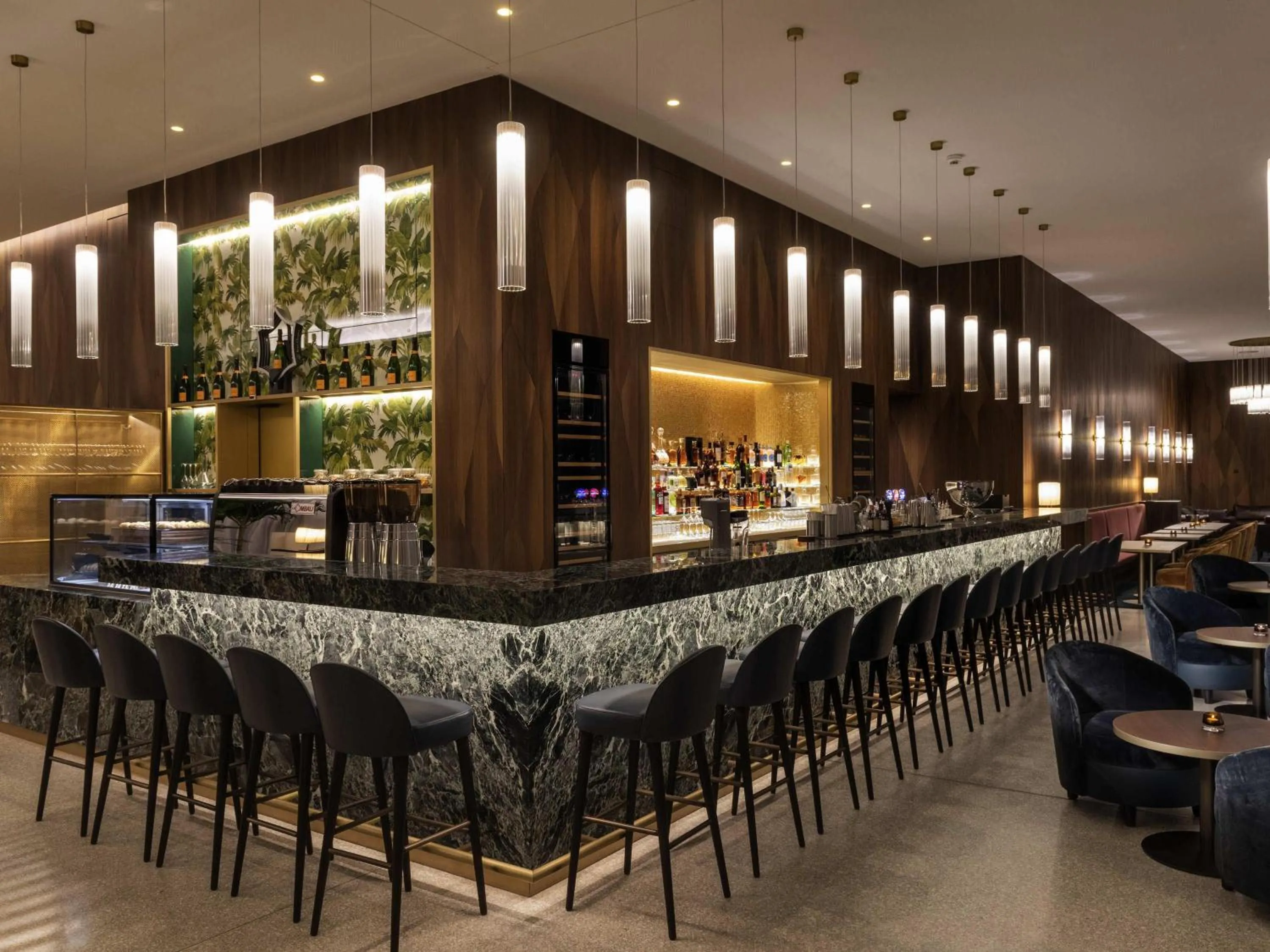 Lounge or bar in Mövenpick Hotel Basel